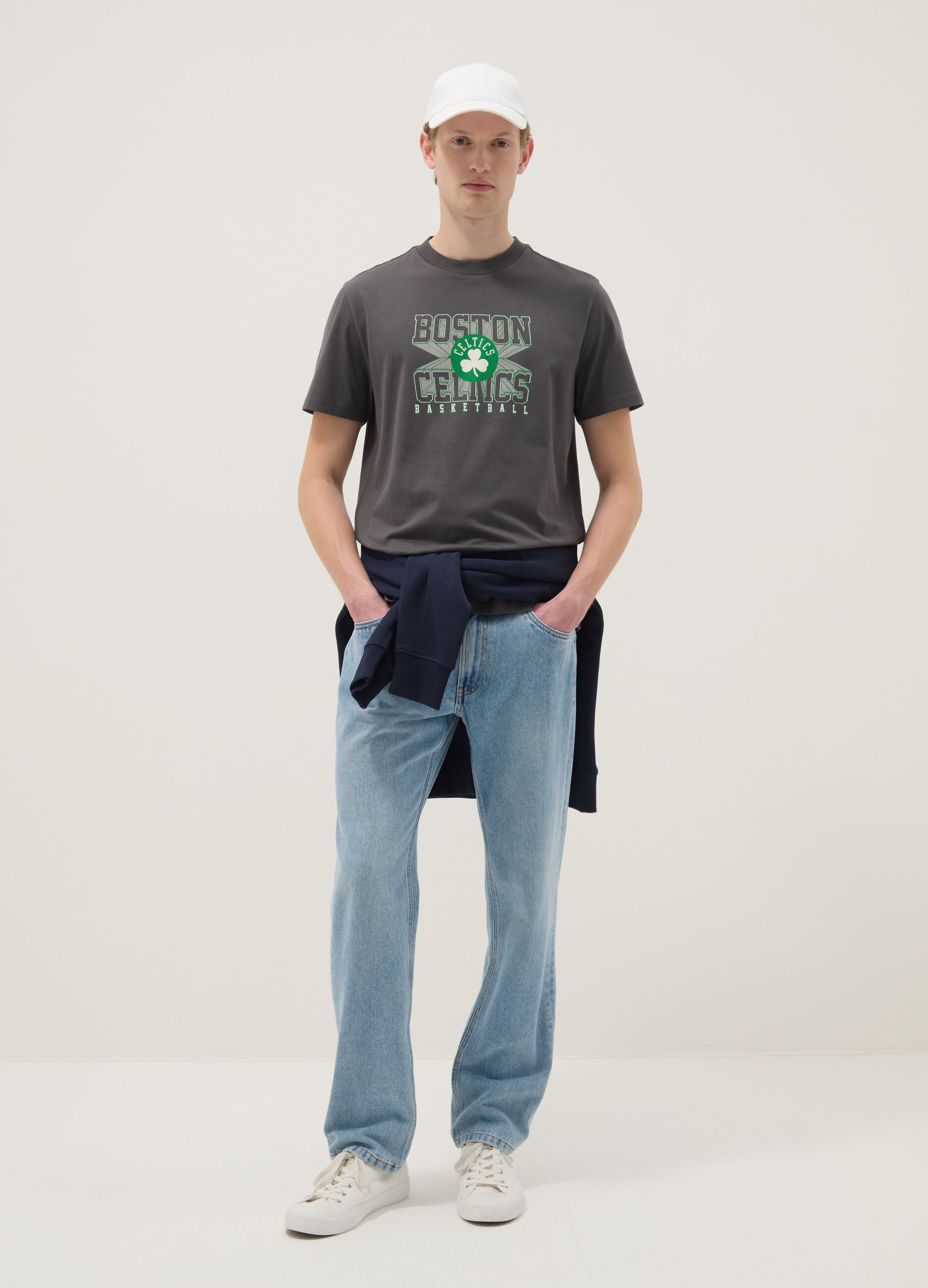 Graues T-Shirt aus reiner Baumwolle, Regular Fit mit Boston Celtics Druck