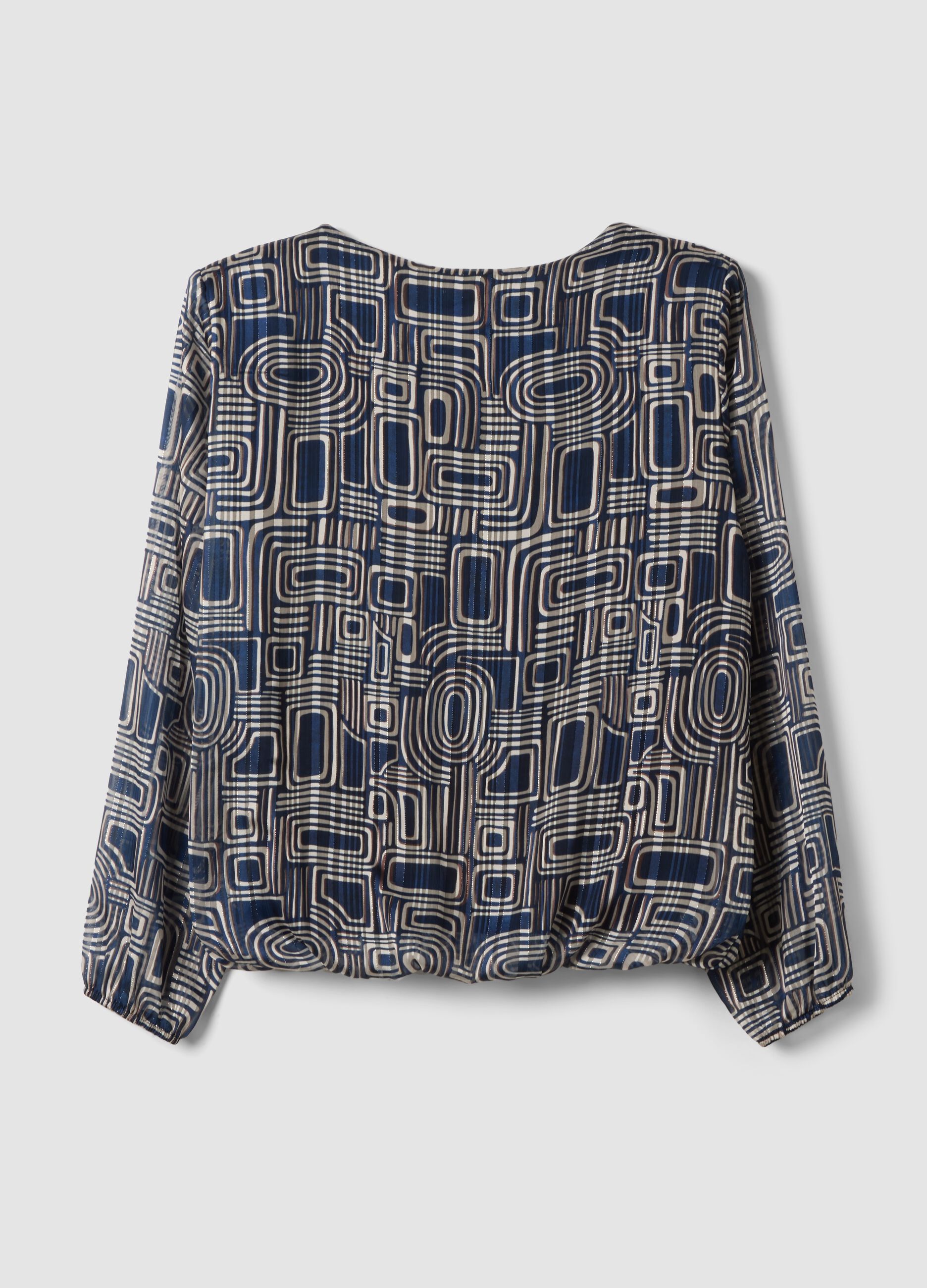 Blusa azul com padr&atilde;o geom&eacute;trico e mangas compridas, corte regular