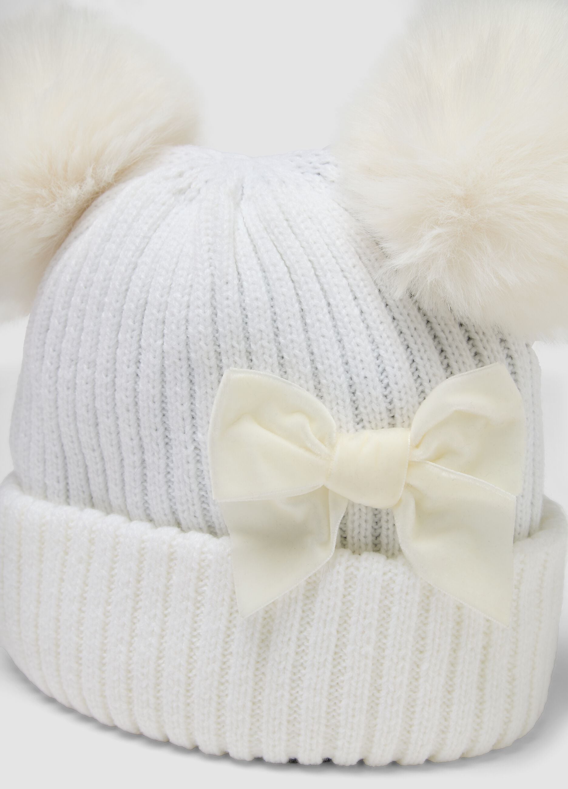 Gorro branco em malha canelada com la&ccedil;o e pompons