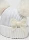 Gorro branco em malha canelada com la&ccedil;o e pompons_3