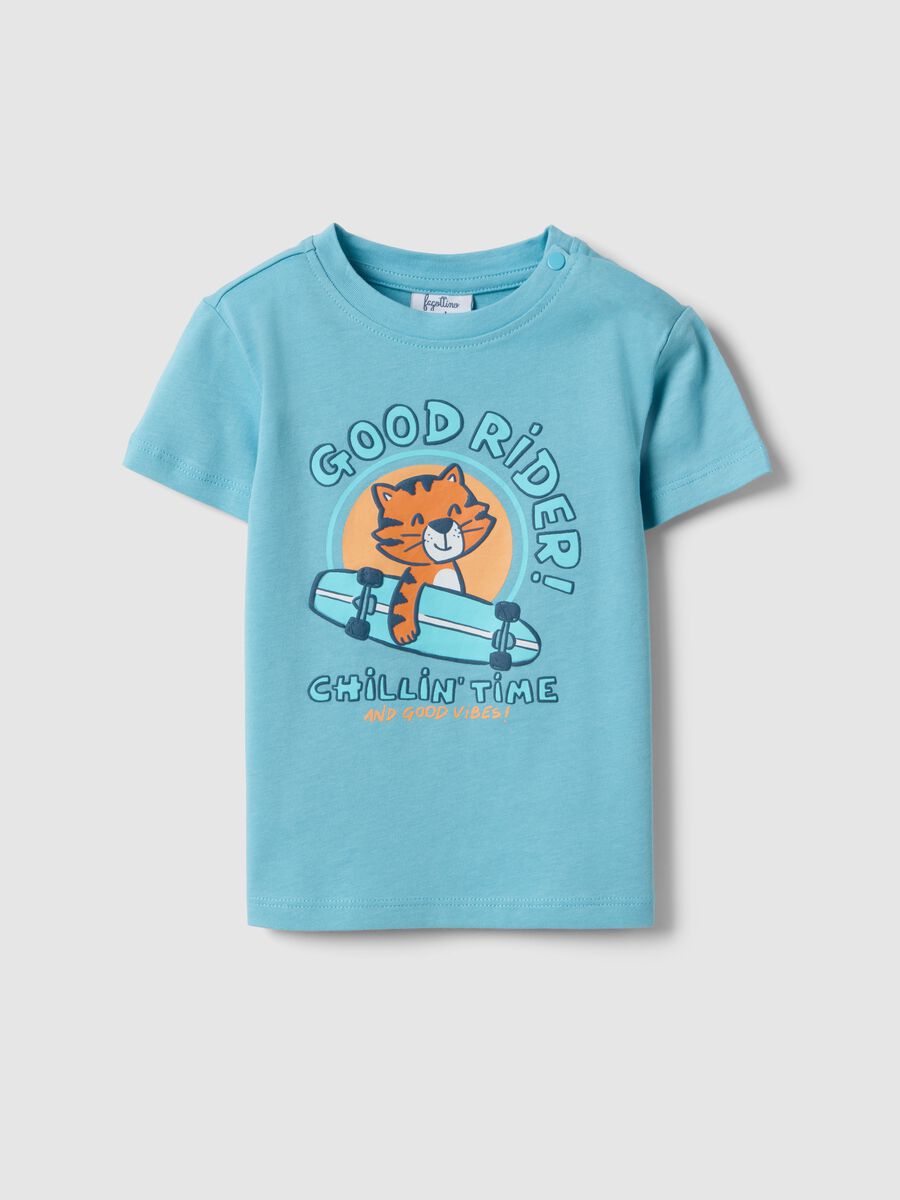 Himmelblaue Jungen-T-Shirt aus reiner Baumwolle mit reitendem Tiger, Regular Fit_0