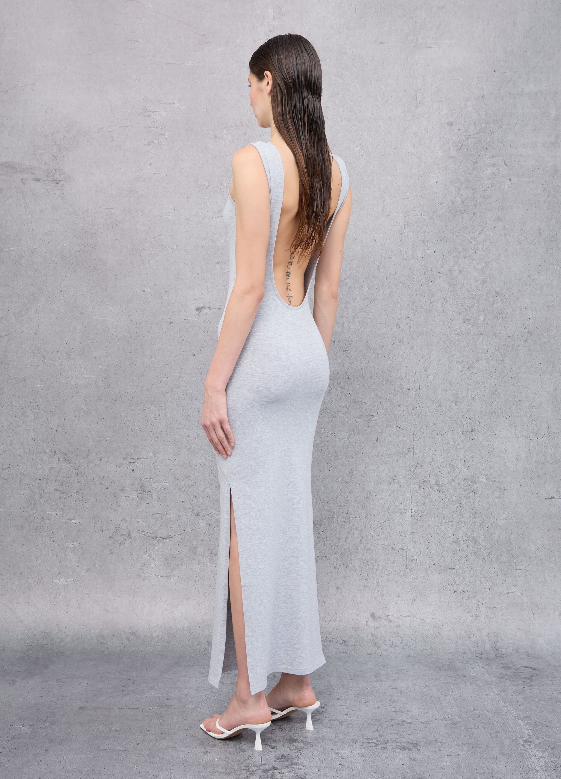 Graues Langes Baumwoll-Stretch-Kleid