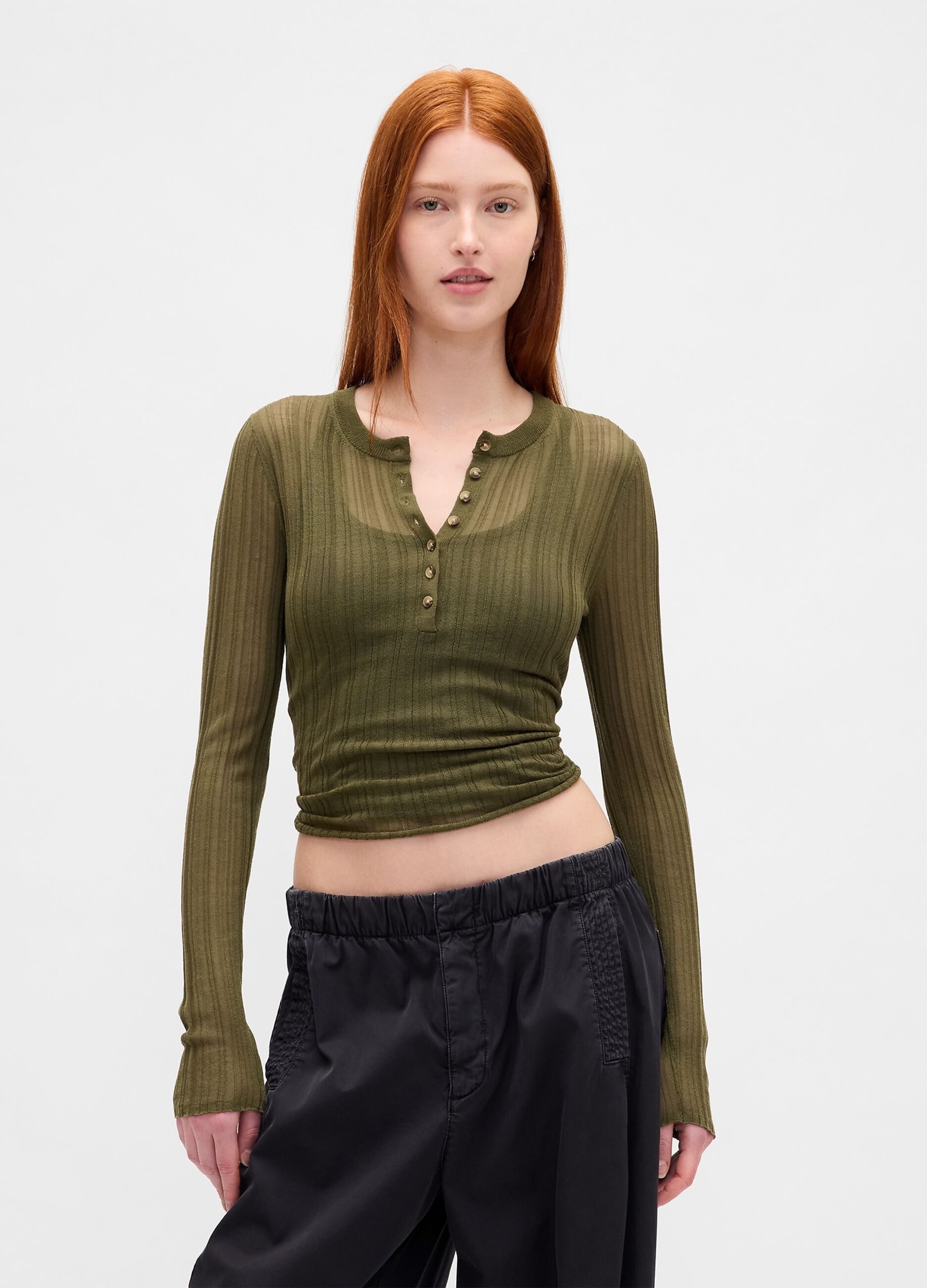 Leichter gr&uuml;ner Pullover aus Acryl- und Polyamid-Mischung