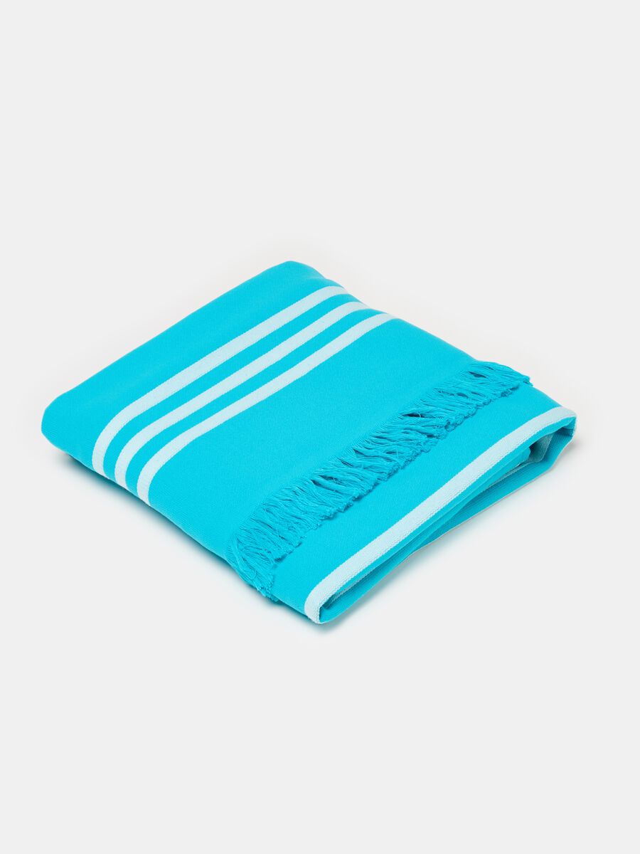 Beach towel with thin stripes and fringing_0