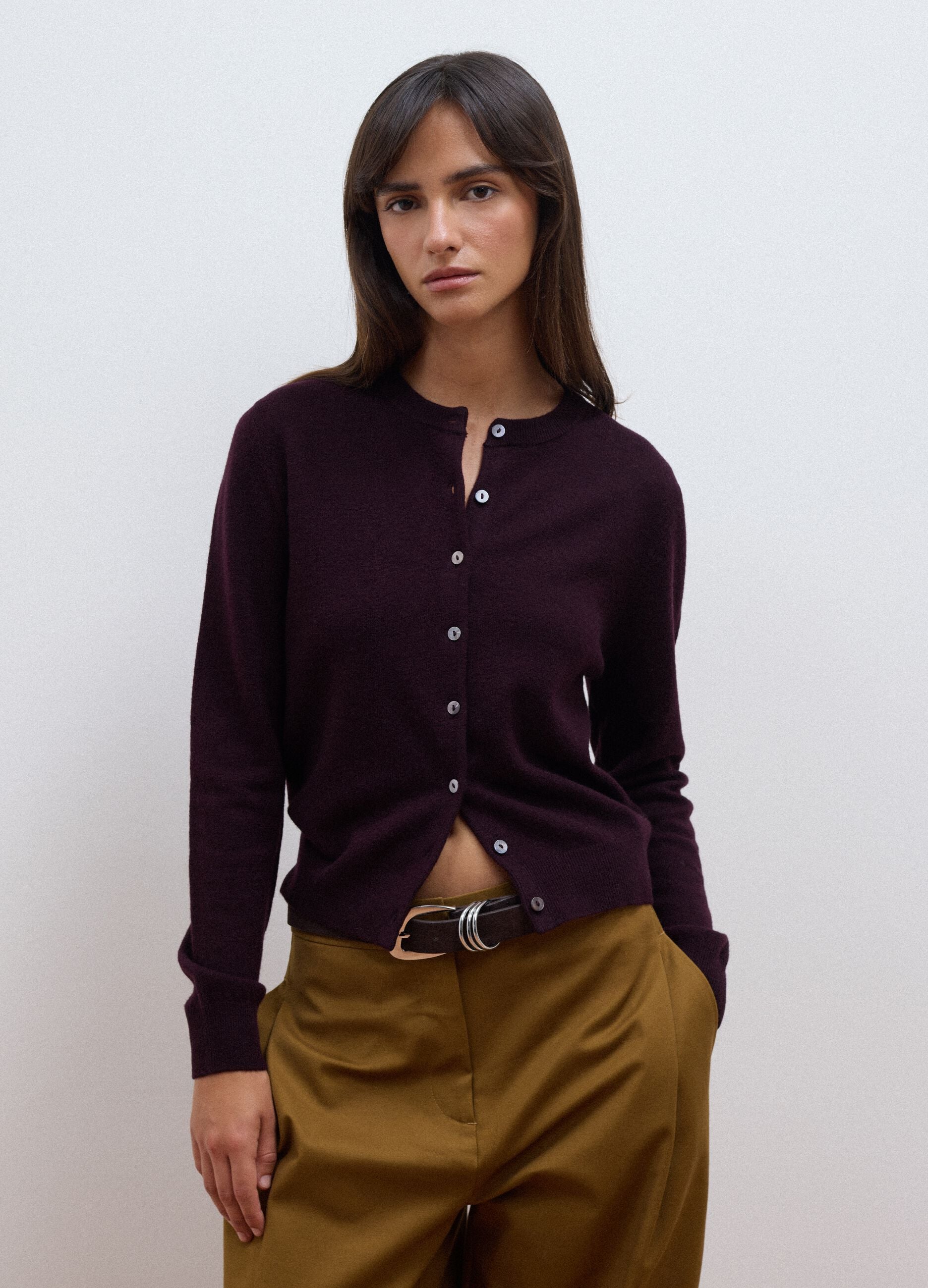 Cardigan viola in pura lana con girocollo e bottoni regular fit