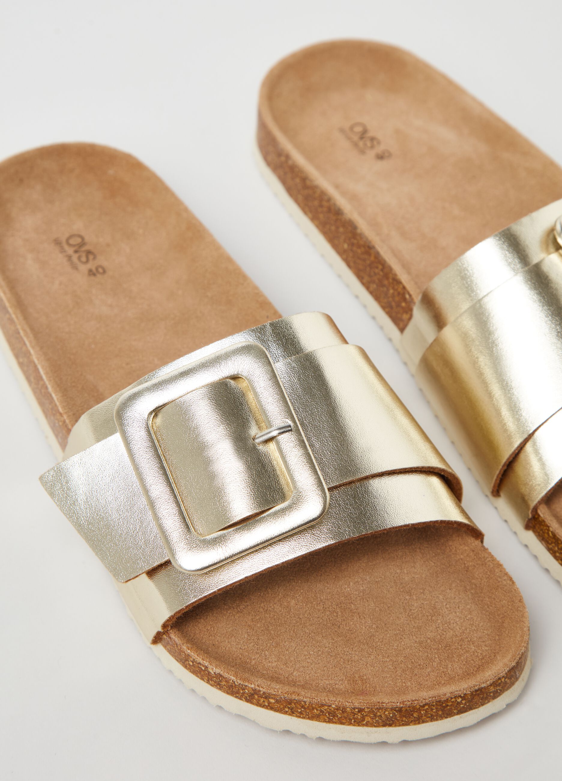 Flat sandals with band