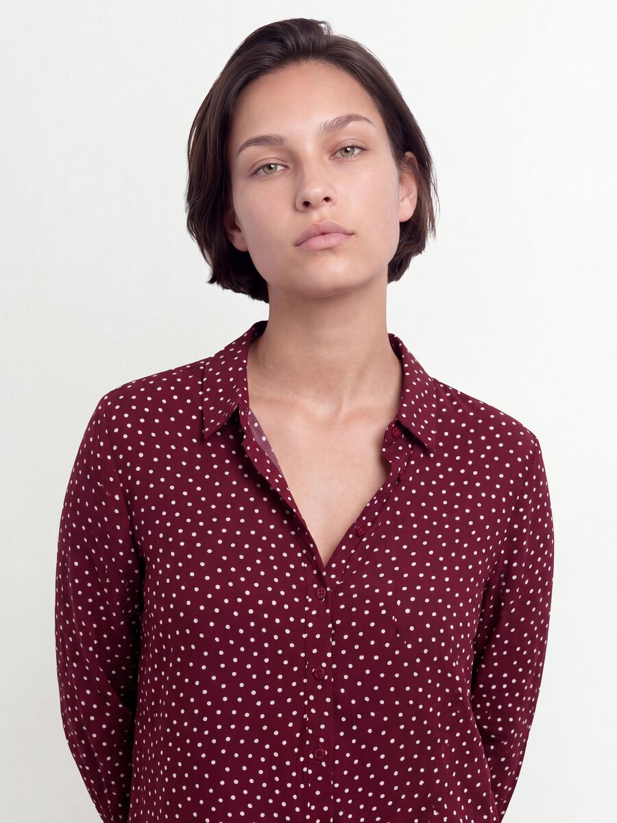 Red polka dot shirt with classic collar, regular fit_0