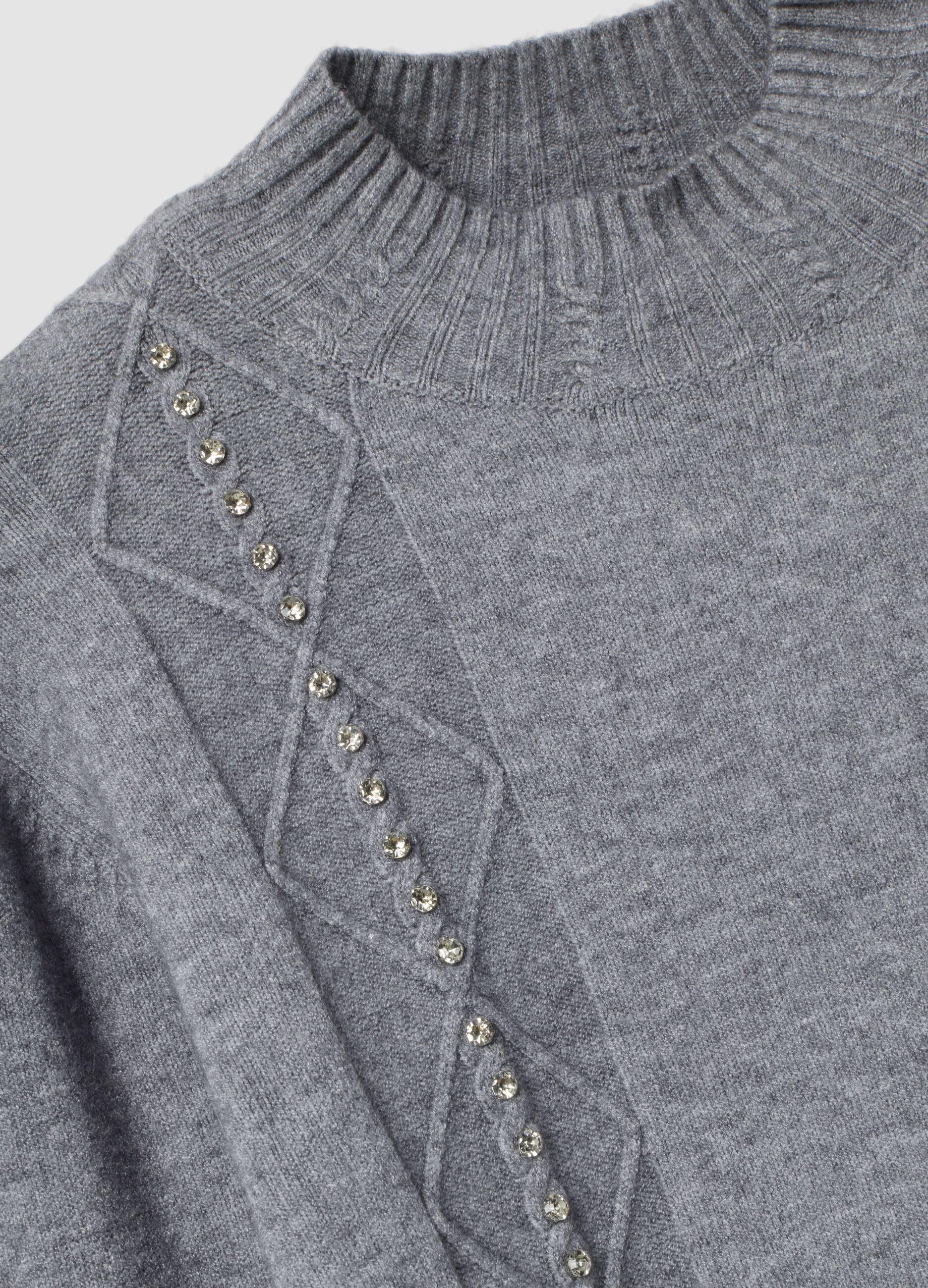 Grauer Pullover aus Viskosemix mit geripptem Stehkragen, Regular Fit
