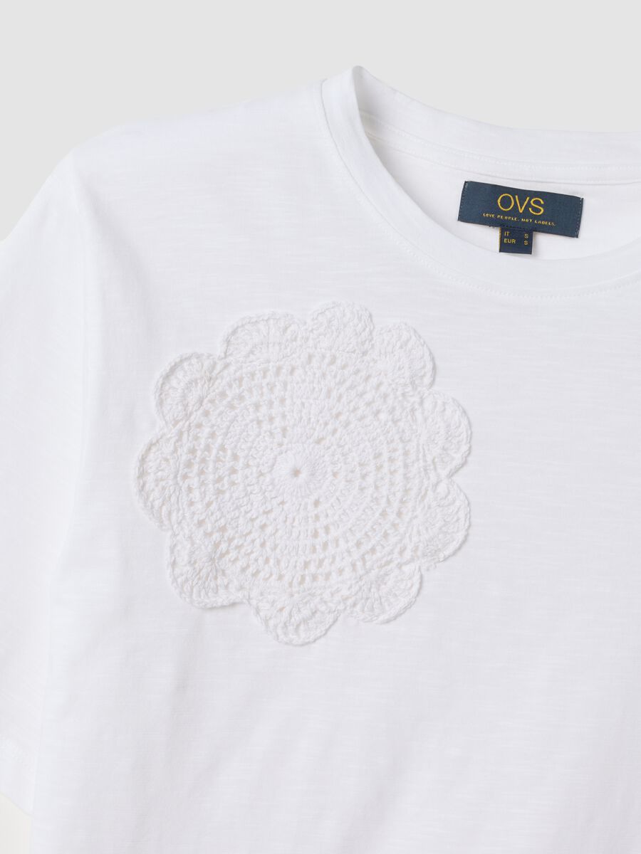 Camiseta blanca de algod&oacute;n puro con aplicaciones efecto crochet_1