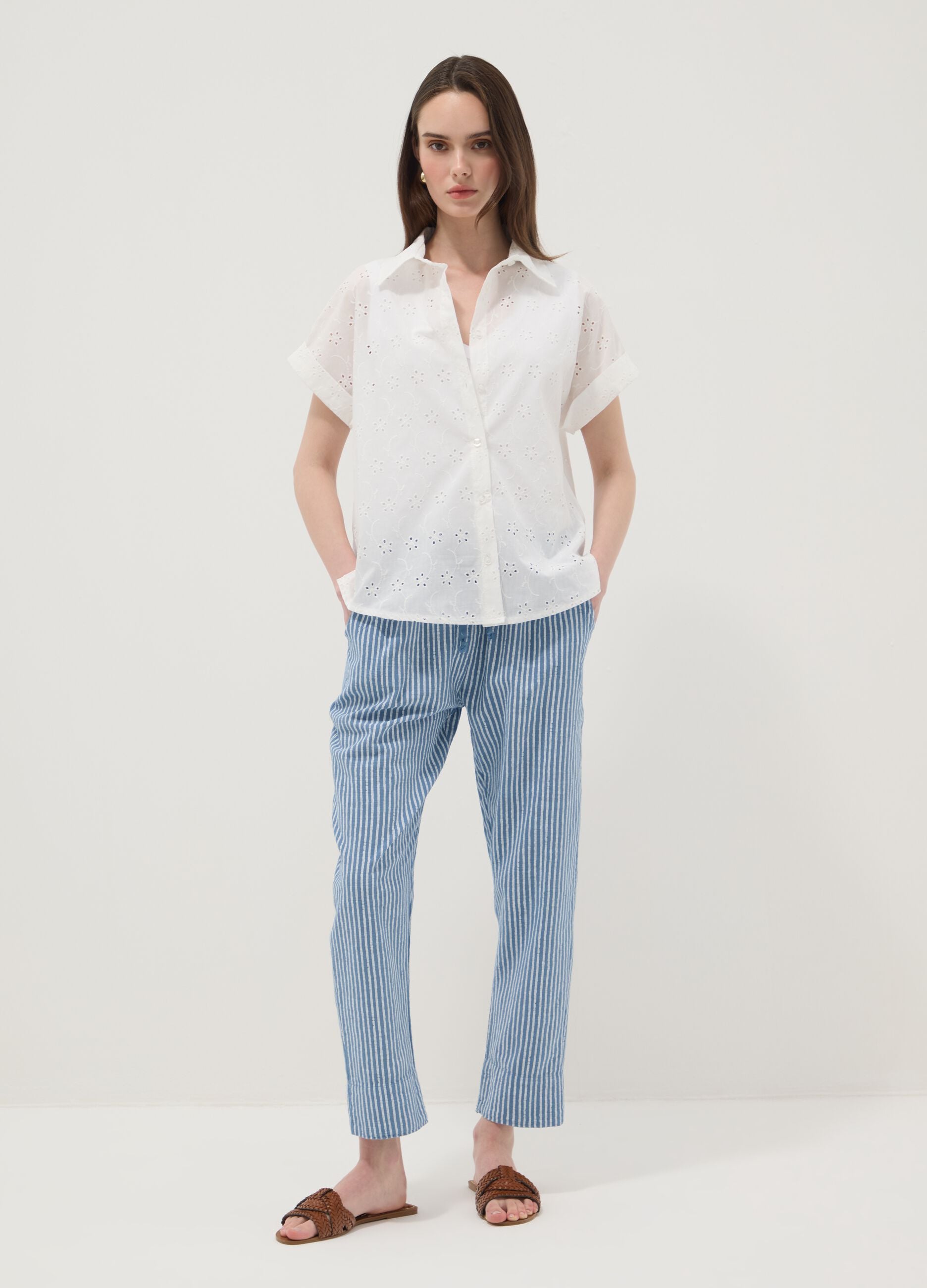 Camisa blanca de algod&oacute;n puro de manga corta calada, corte regular
