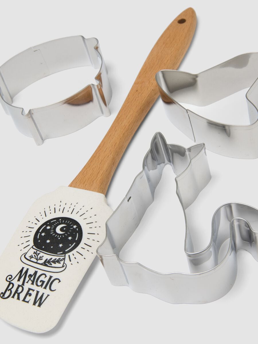 White kitchen set with spatula and cutters_2