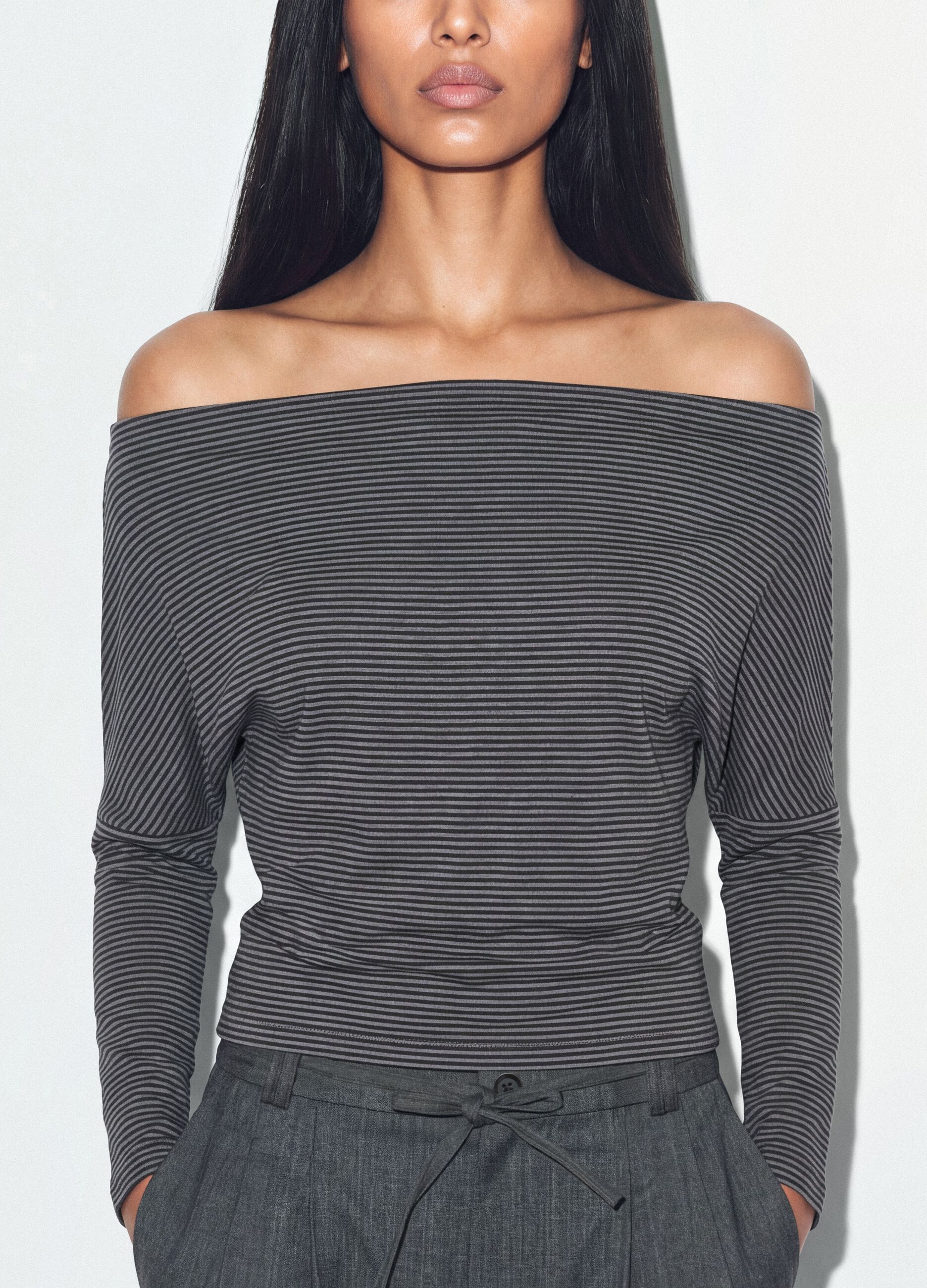 T-shirt grigia in viscosa elasticizzata con scollo a barchetta a righe