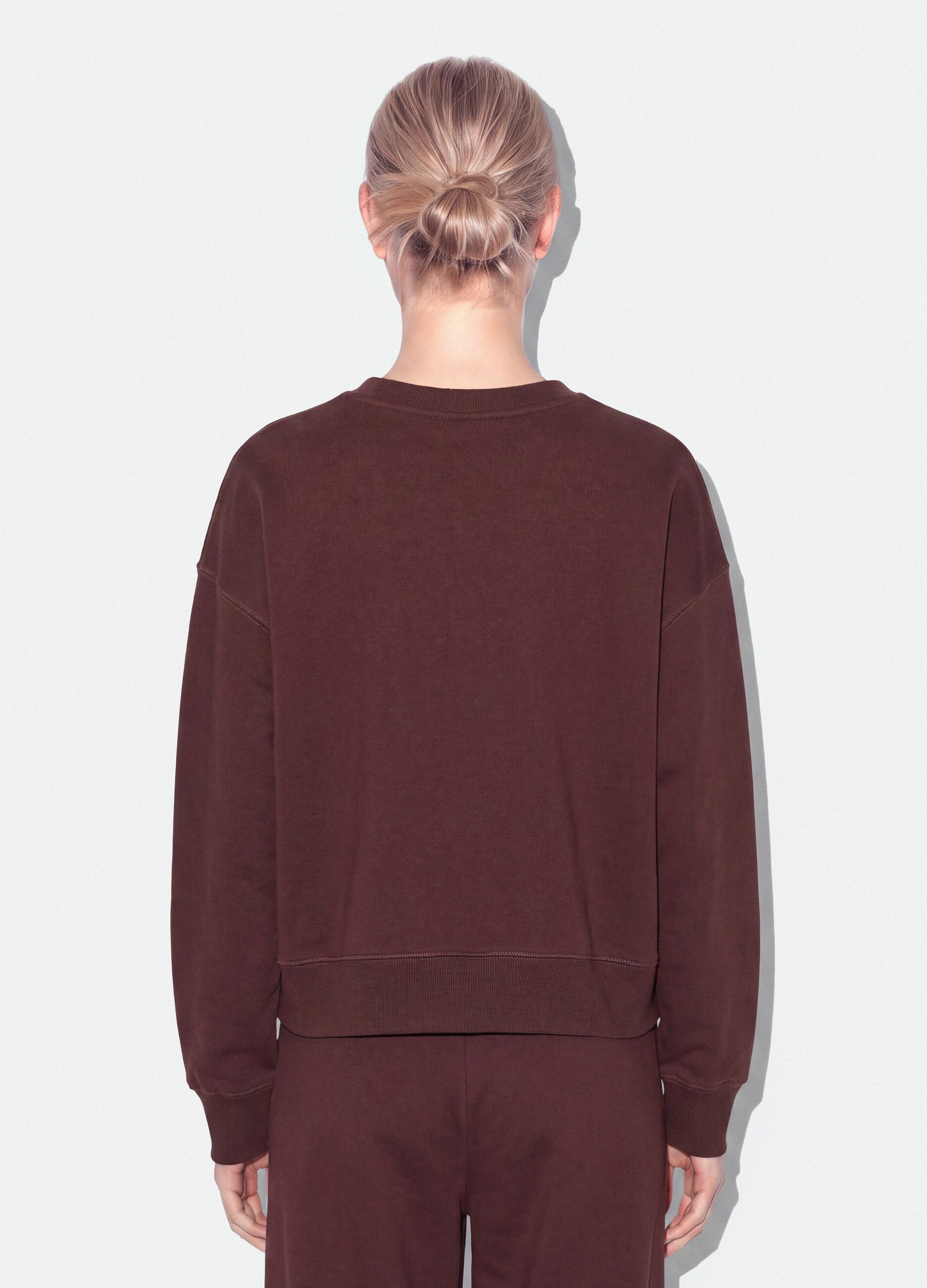 Felpa marrone in misto cotone con girocollo e stampa teddy