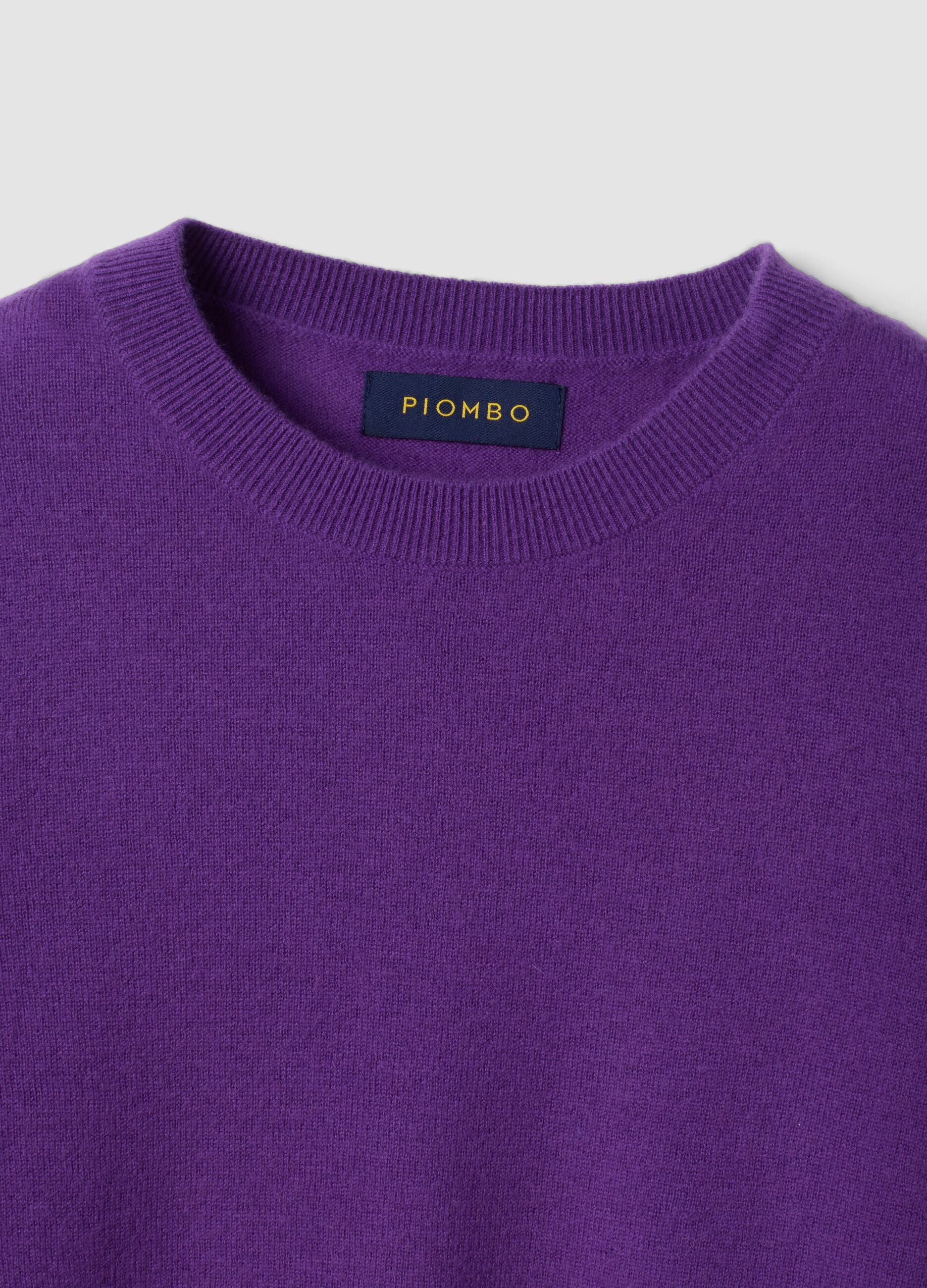 Maglia viola in pura lana a girocollo