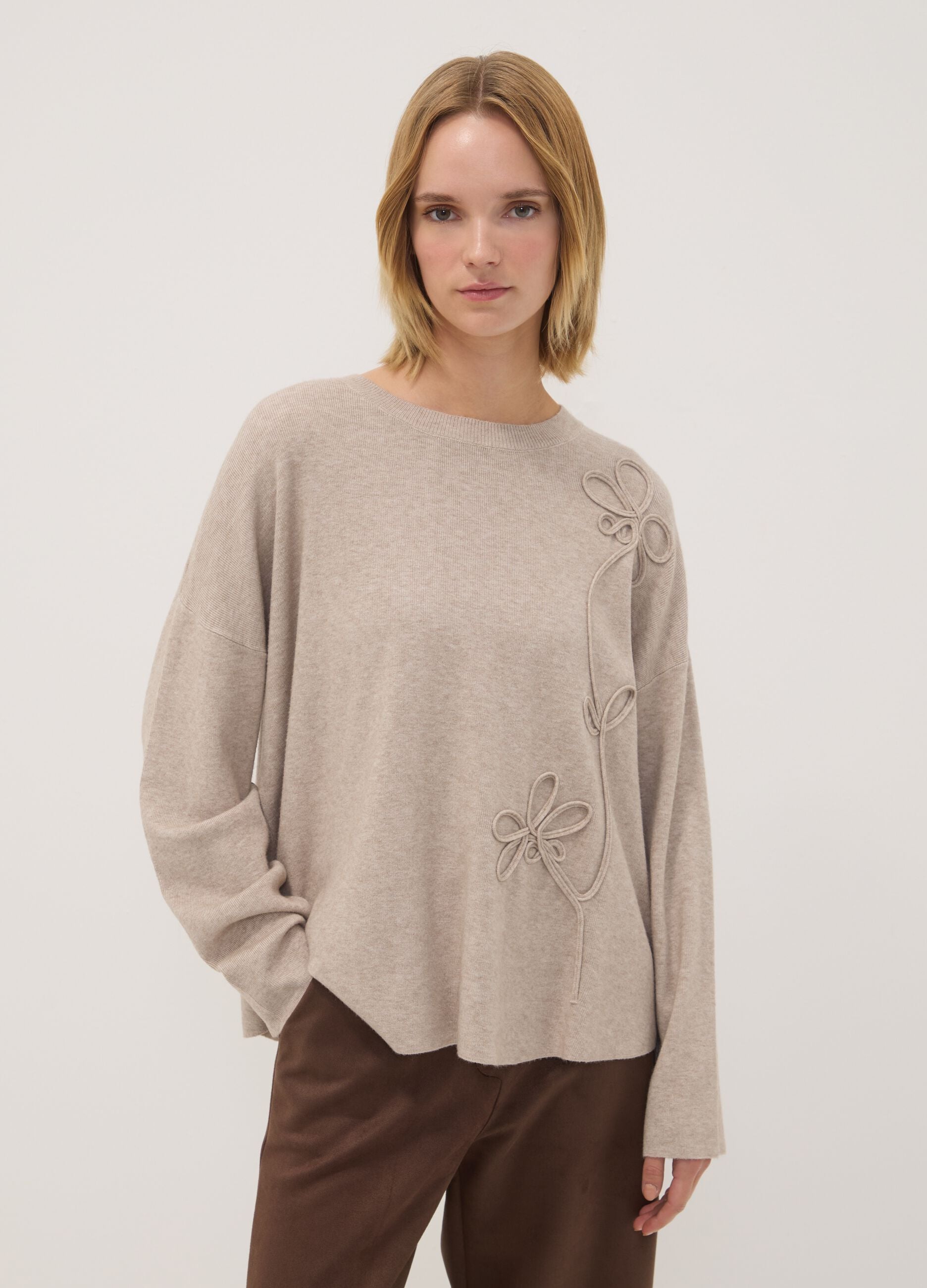 Sand viscose-blend top with floral appliqu&eacute;s, regular fit