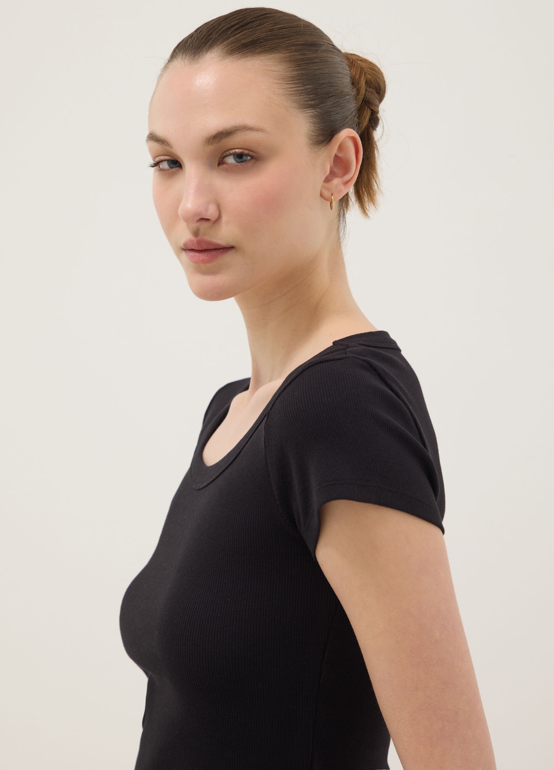 Black short-sleeved fitted cotton stretch T-shirt