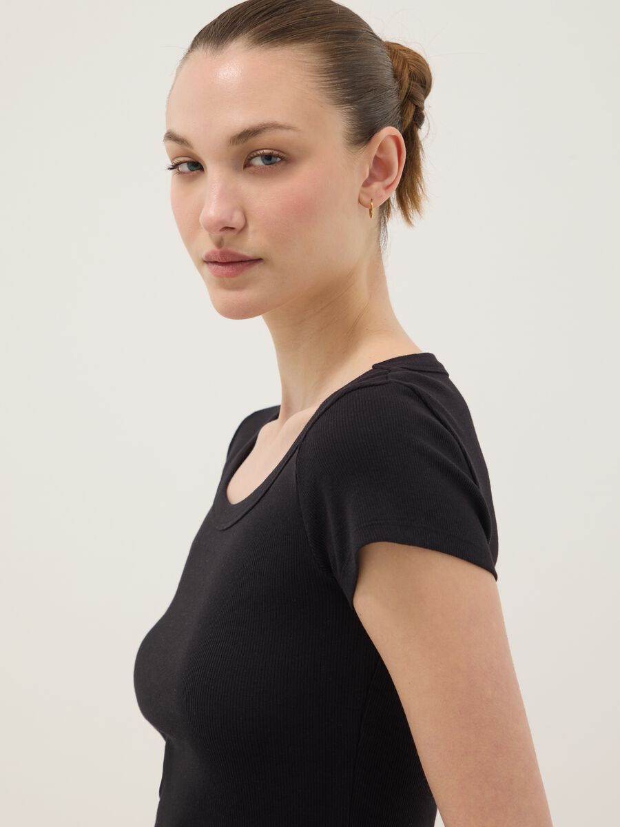 &Mu;&alpha;ύ&rho;&omicron; &epsilon;&phi;&alpha;&rho;&mu;&omicron;&sigma;&tau;ό T-shirt &mu;&epsilon; &kappa;&omicron;&nu;&tau;ά &mu;&alpha;&nu;ί&kappa;&iota;&alpha; &alpha;&pi;ό &epsilon;&lambda;&alpha;&sigma;&tau;&iota;&kappa;ό &beta;&alpha;&mu;&beta;ά&kappa;&iota;_0