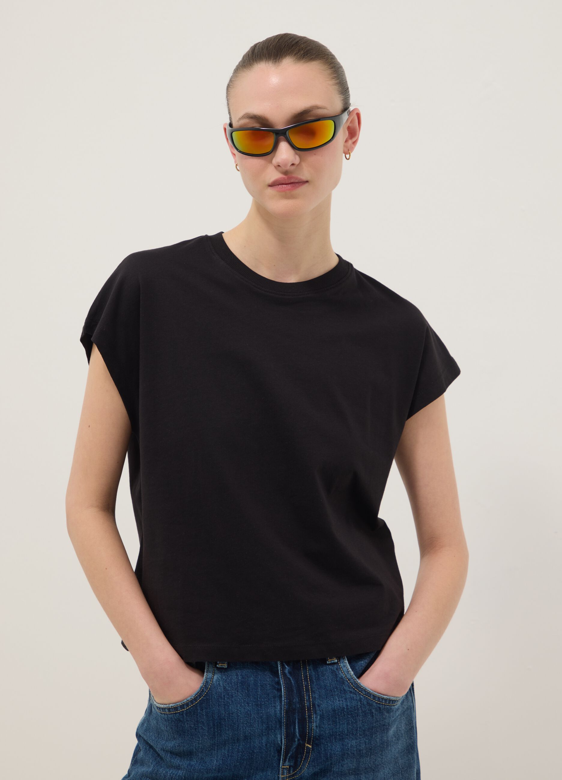 T-shirt preta de manga curta em algod&atilde;o puro, corte ajustado