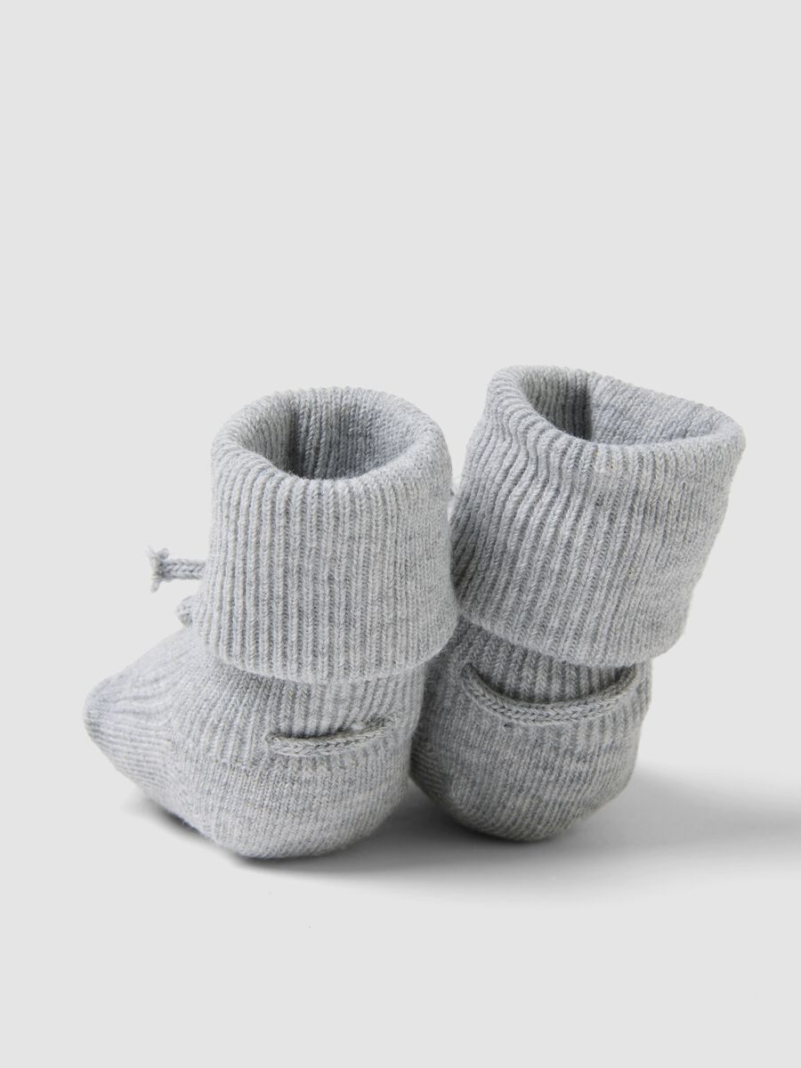 Graue Babysch&uuml;hchen aus Bio-Baumwolle mit Rippstrick_1