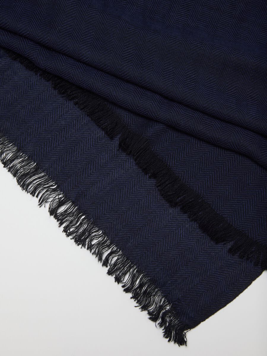 Sciarpa in pura viscosa blu con frange_2