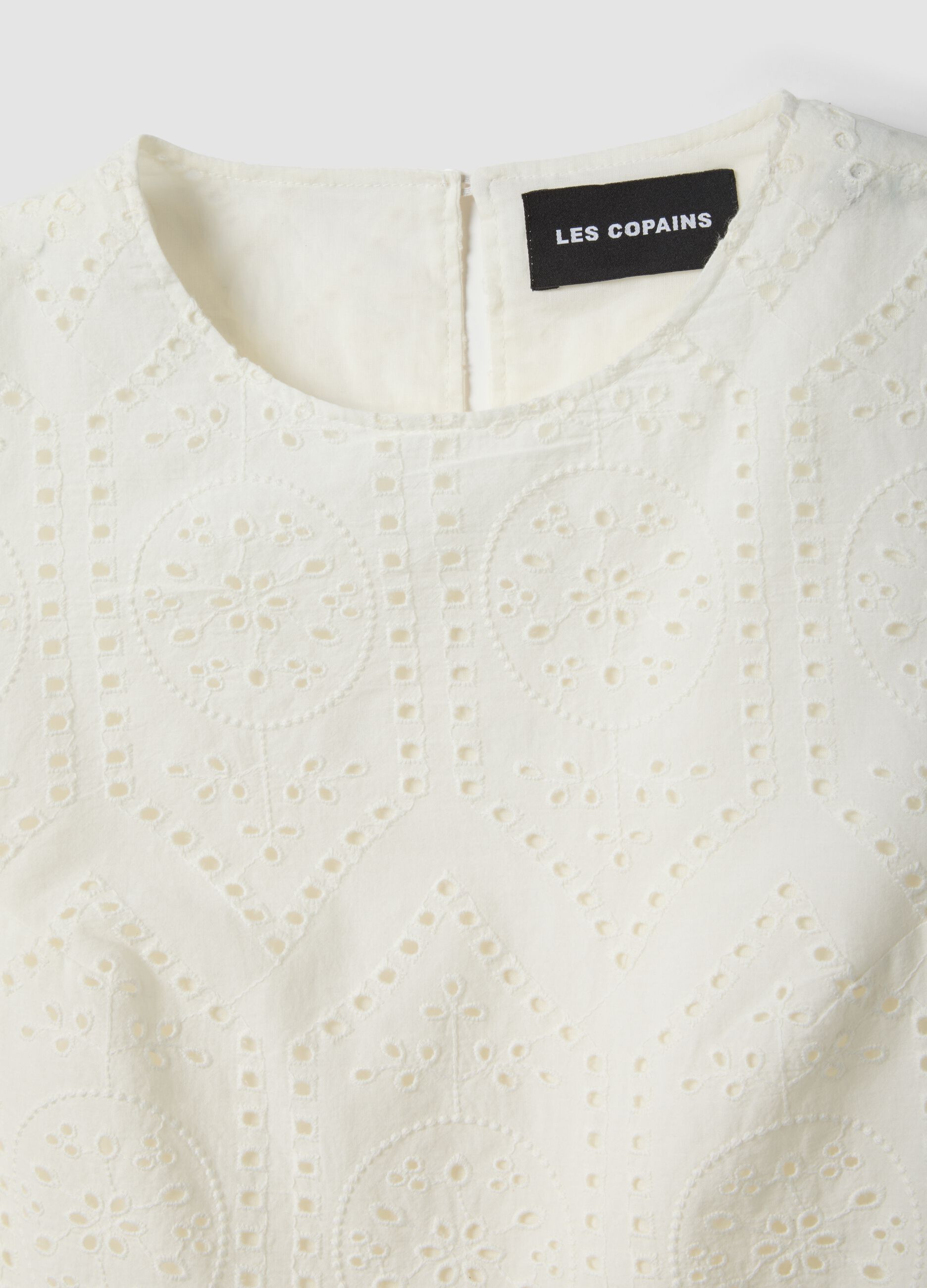 Blusa branca em algod&atilde;o puro com bordado ingl&ecirc;s