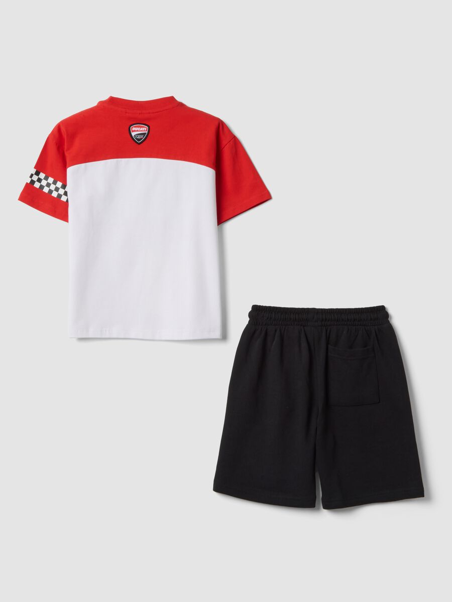 Completo rosso in cotone elasticizzato con t-shirt e shorts per bambino regular fit_1