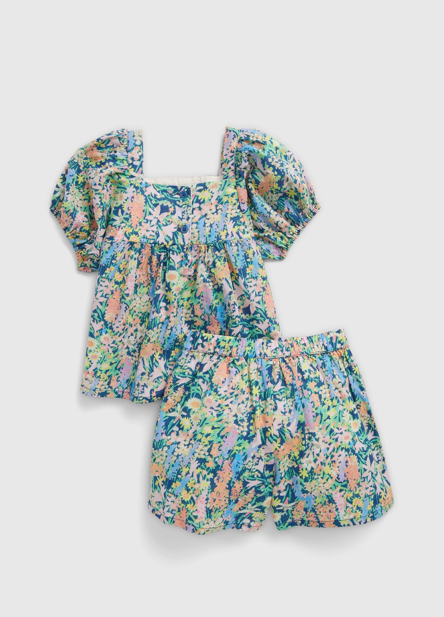 Conjunto blusa y shorts con estampado floral