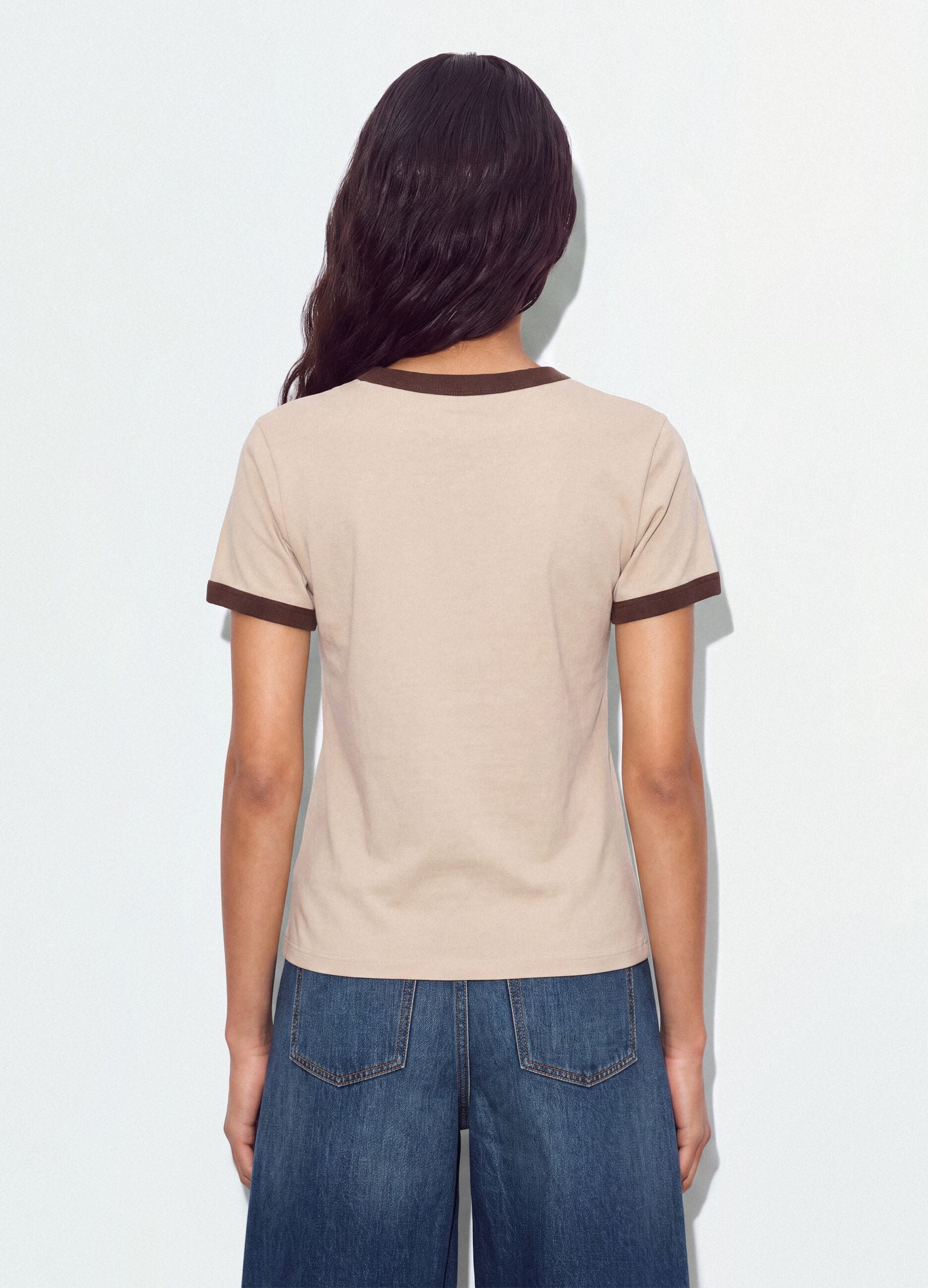&Rho;&omicron;&zeta; &beta;&alpha;&mu;&beta;&alpha;&kappa;&epsilon;&rho;ό T-shirt &mu;&epsilon; &mu;&pi;&rho;&omicron;&sigma;&tau;&iota;&nu;ό &gamma;&rho;&alpha;&phi;&iota;&kappa;ό &tau;ύ&pi;&omega;&mu;&alpha; &kappa;&alpha;&iota; &tau;&epsilon;&lambda;&epsilon;&iota;ώ&mu;&alpha;&tau;&alpha; &alpha;&nu;&tau;ί&theta;&epsilon;&sigma;&eta;&sigmaf;