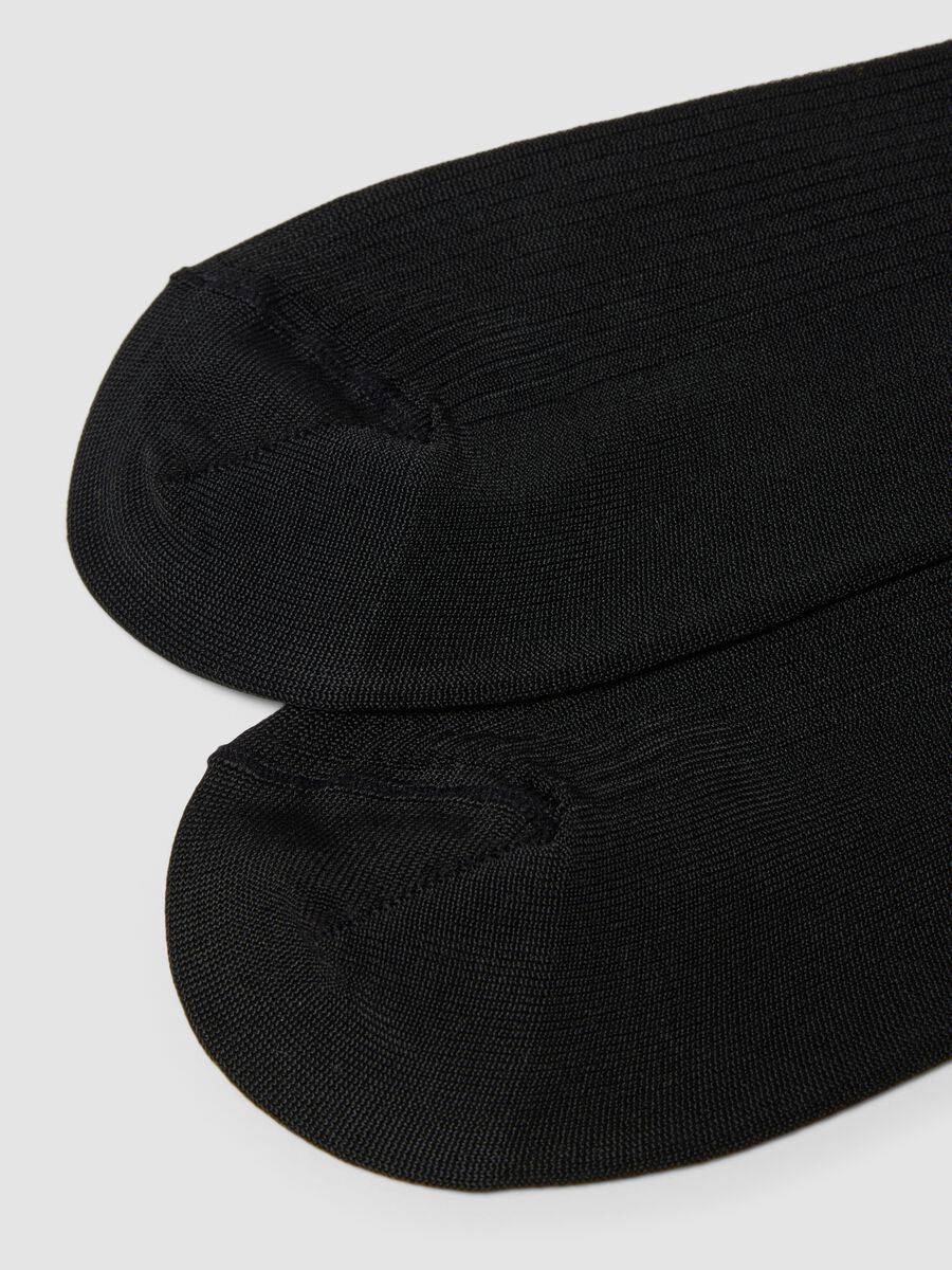 Lange schwarze Socken aus elastischer Viskose_2