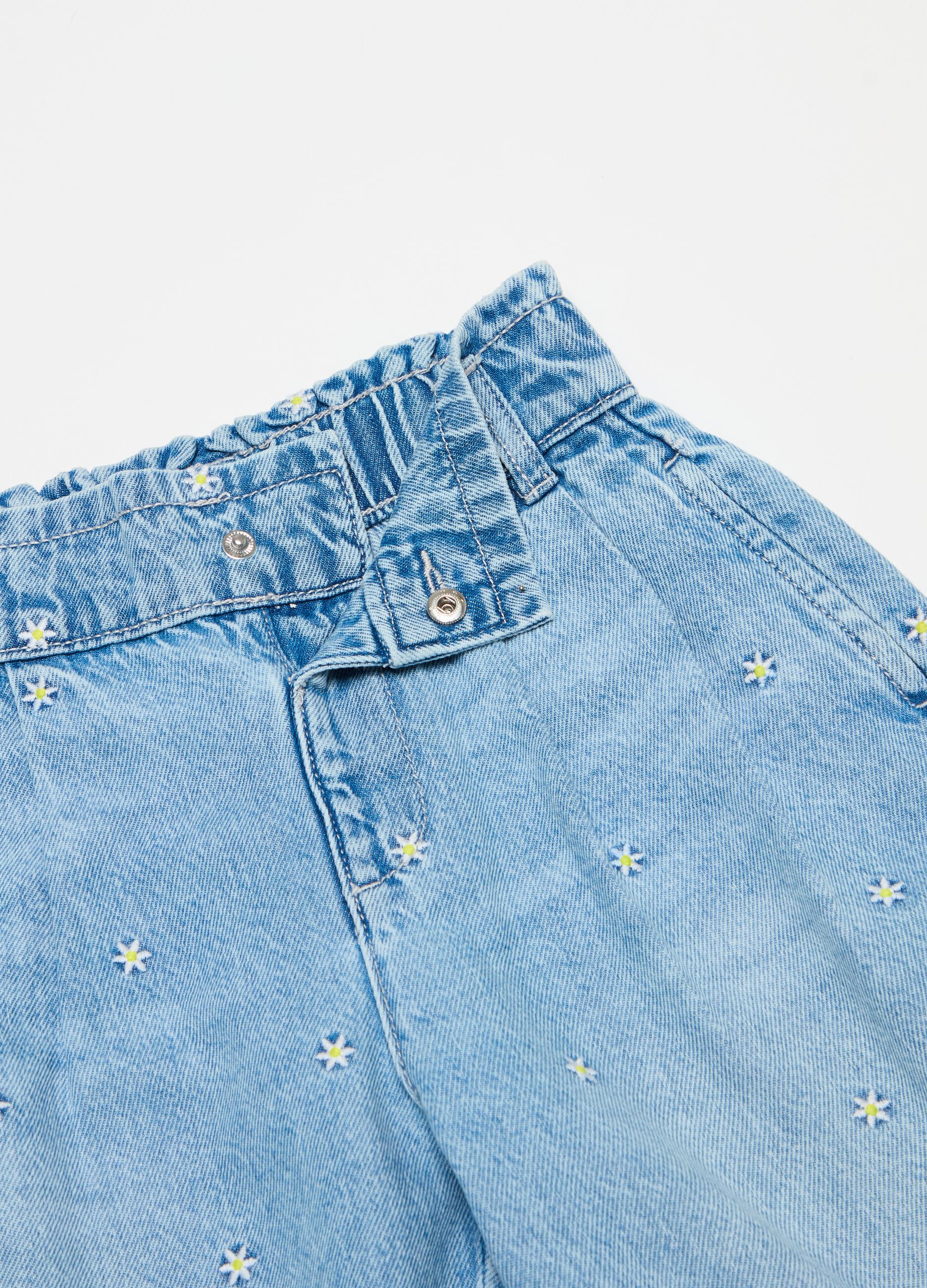 Cropped jeans with small flowers embroidery