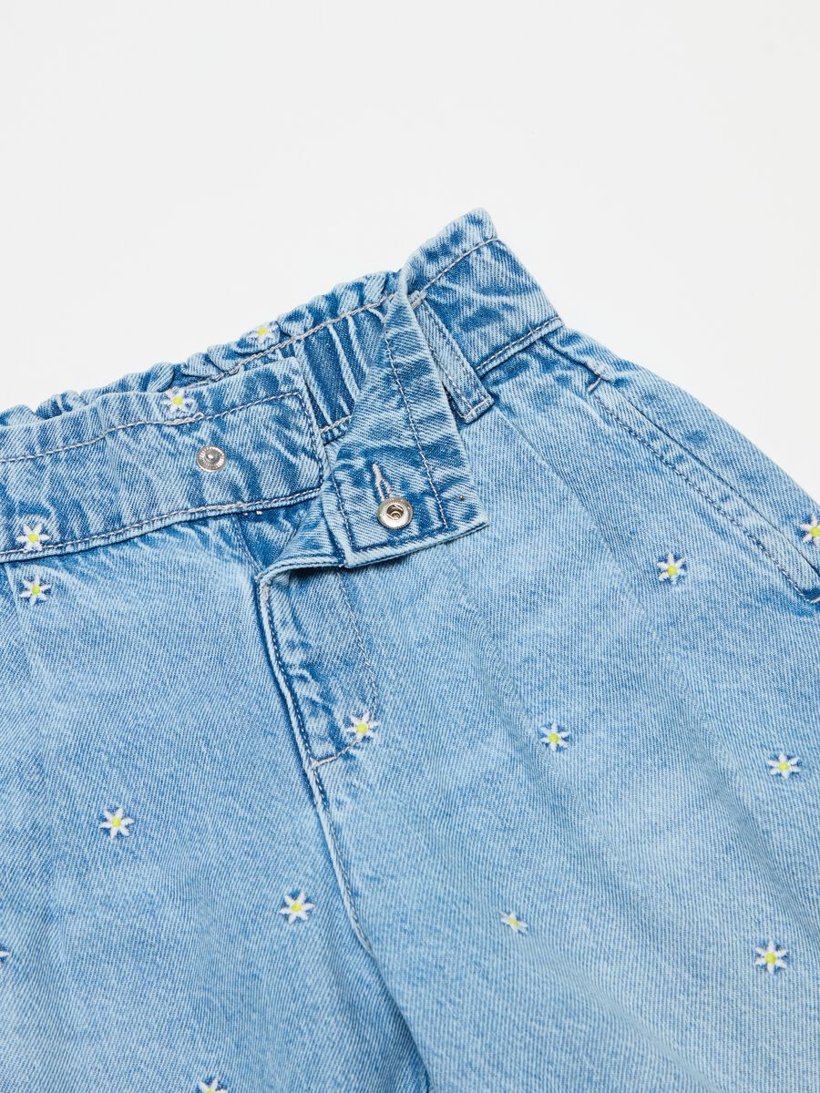 Cropped jeans with small flowers embroidery_1