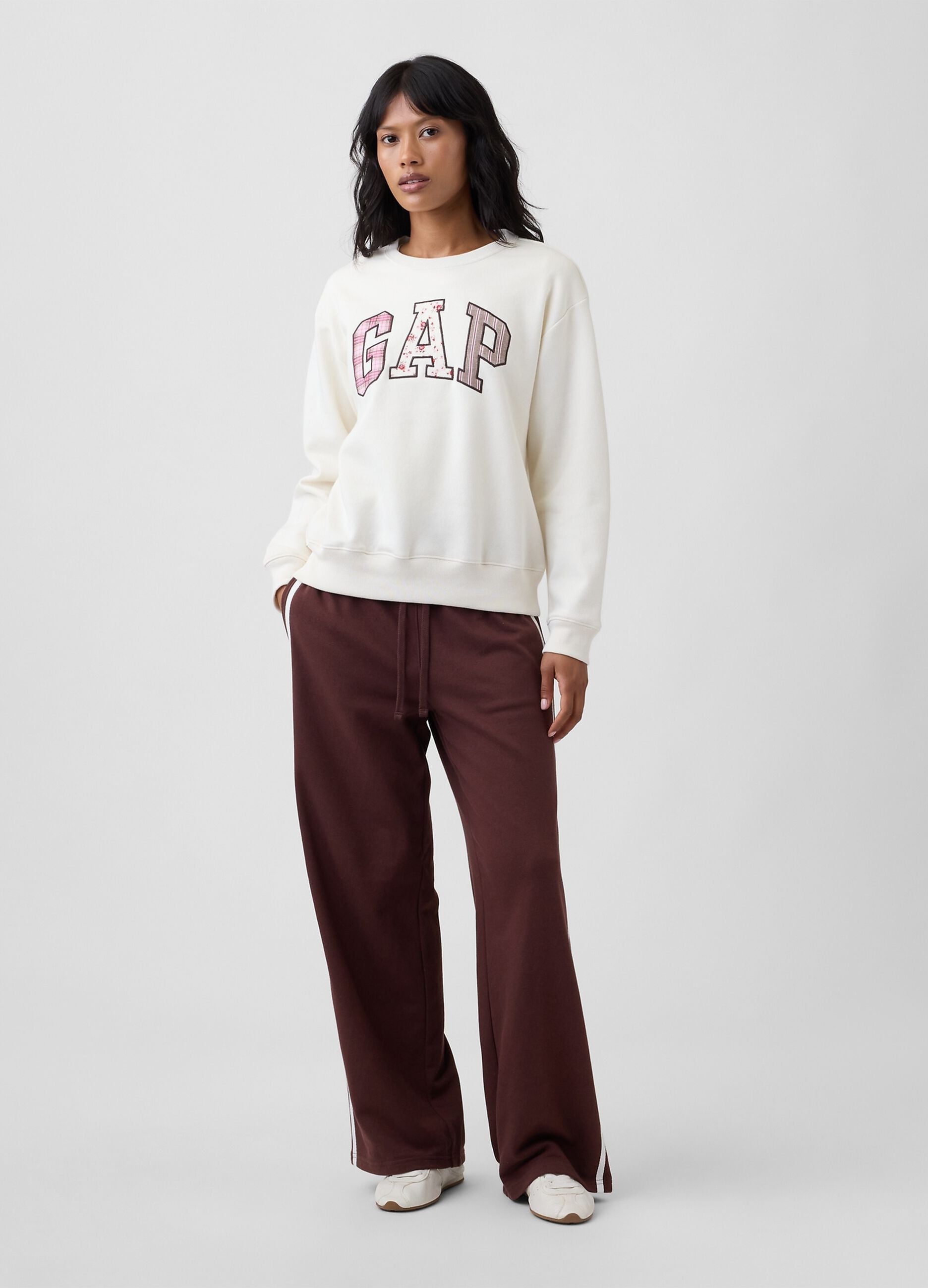 Elfenbeinweisses Sweatshirt aus Baumwollmix mit GAP-Schriftzug im Muster