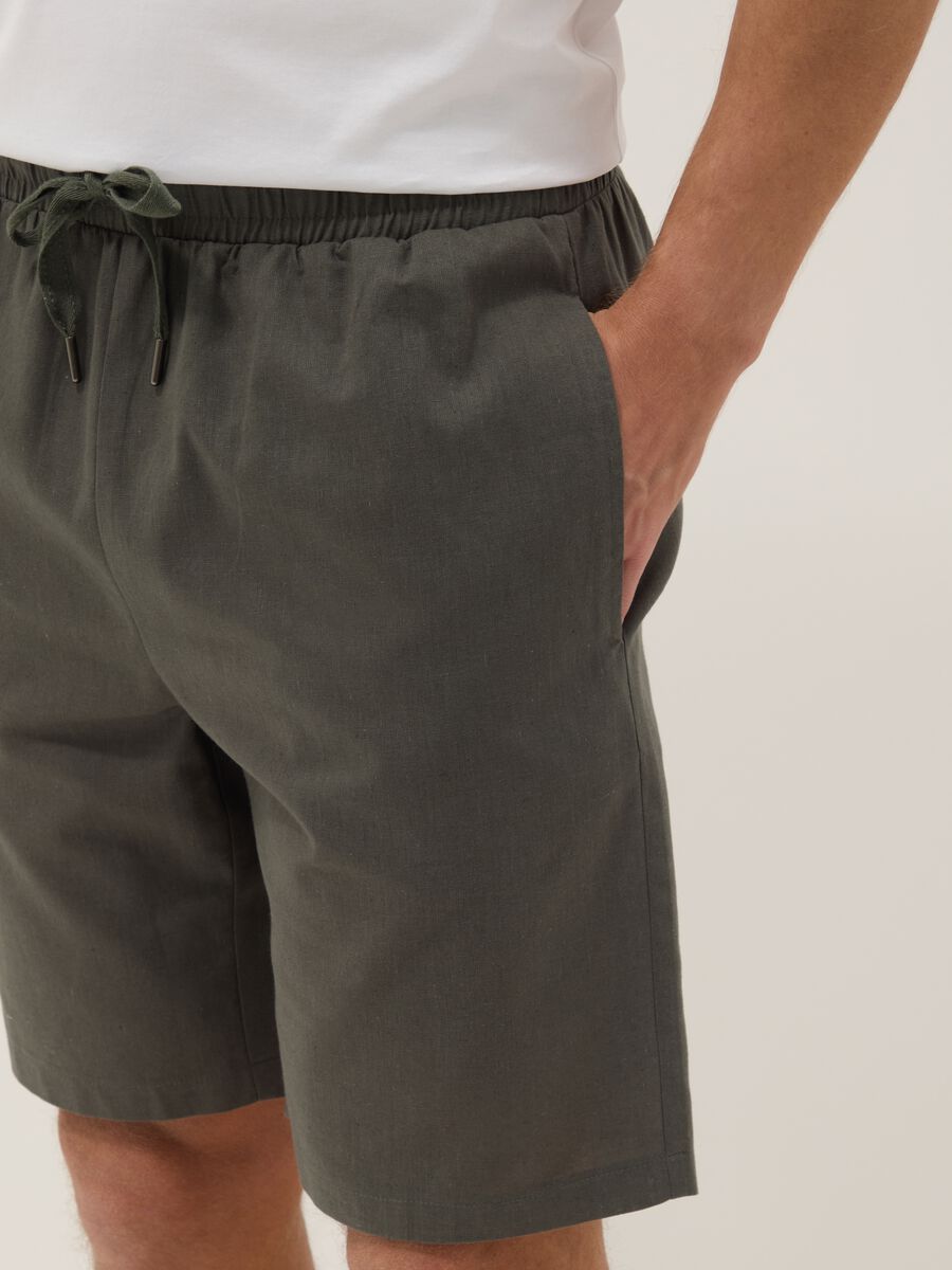 Green cotton and linen-blend regular-fit pyjama shorts_3