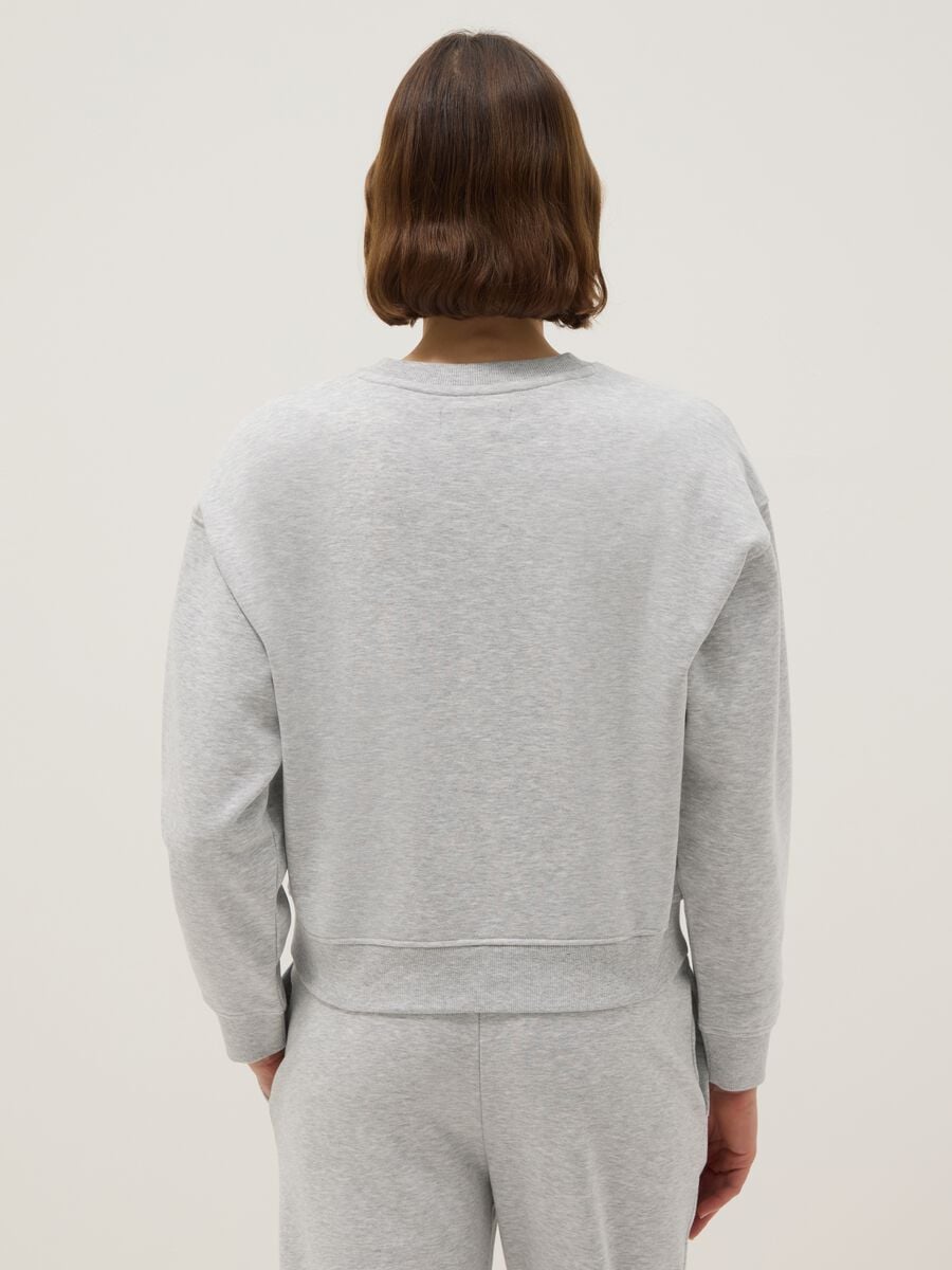 Sudadera marr&oacute;n de mezcla de algod&oacute;n ajuste regular con cuello redondo_3