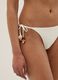 Wei&szlig;es Bikinih&ouml;schen aus Stretchmaterial mit seitlichen B&auml;ndern und Steinen_3