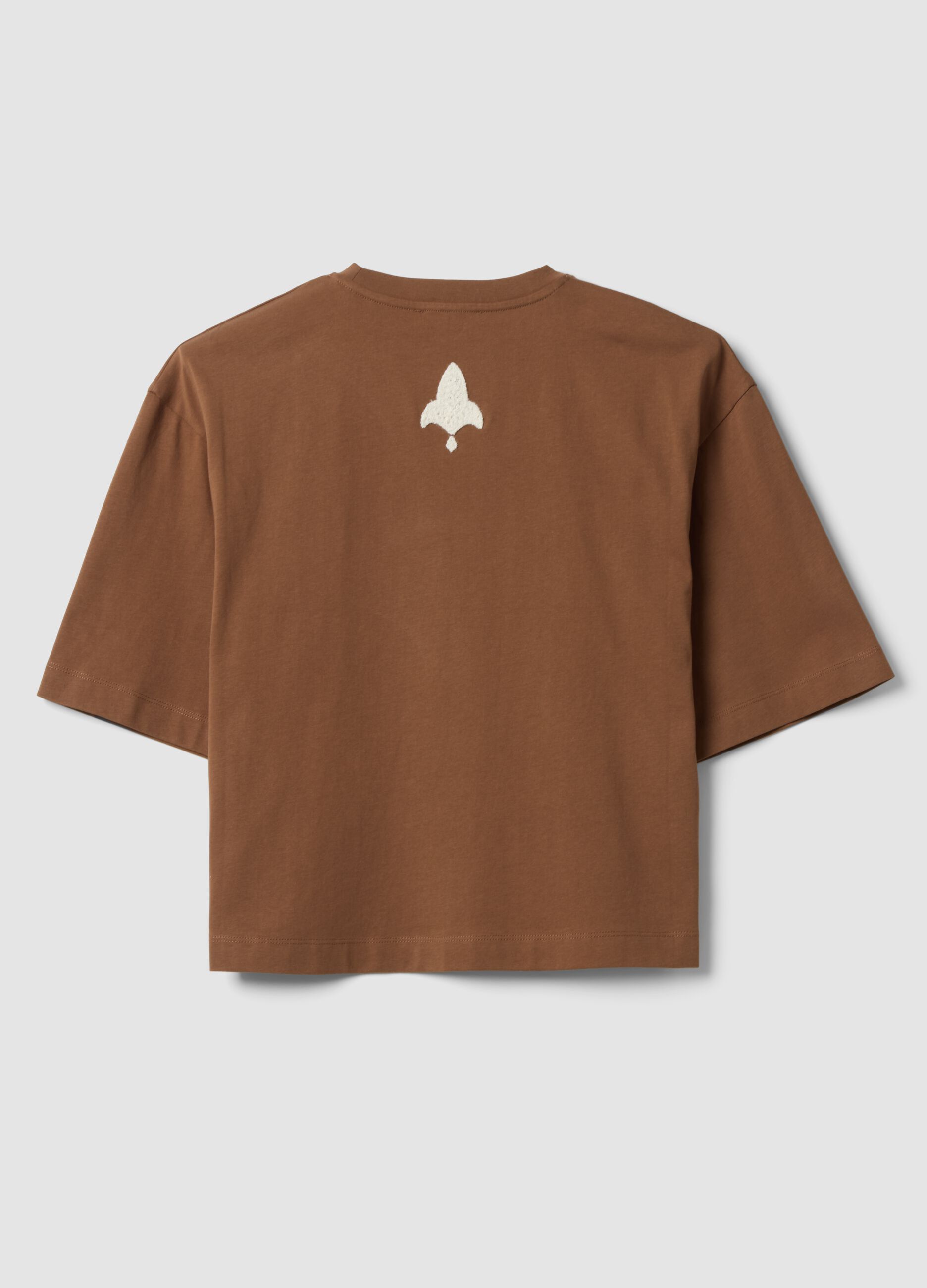 T-shirt castanha em algod&atilde;o puro com bordados, corte regular
