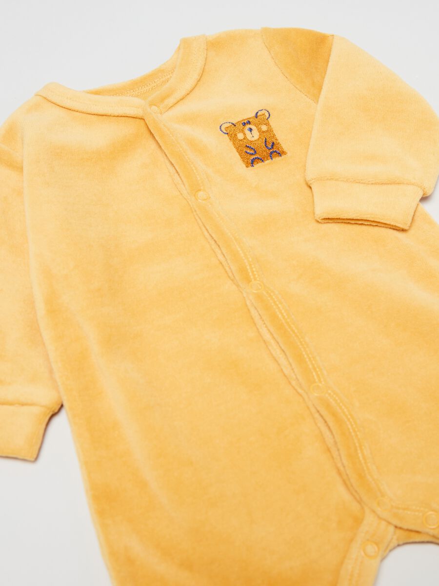 Velour onesie with feet and embroidered bear_2