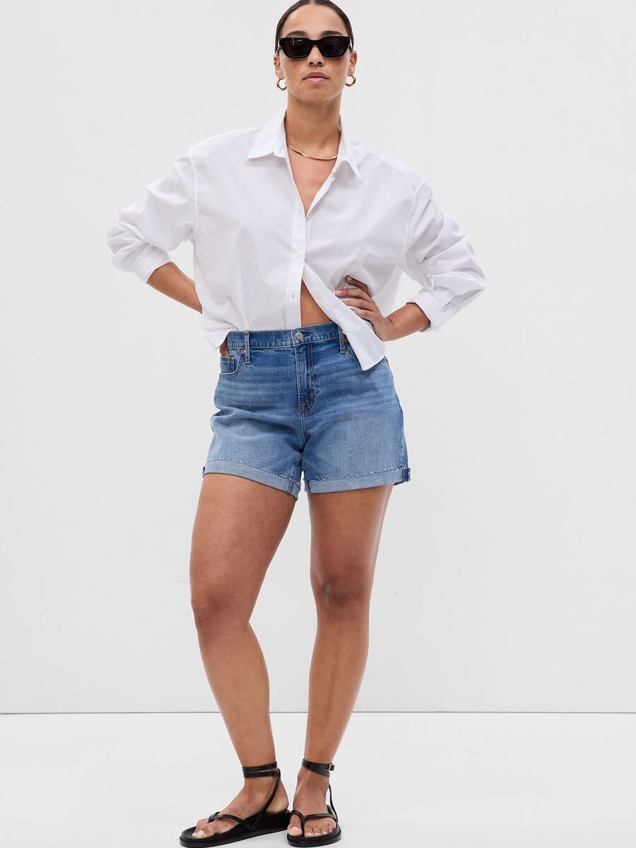 Girlfriend shorts in denim with raw hem_0