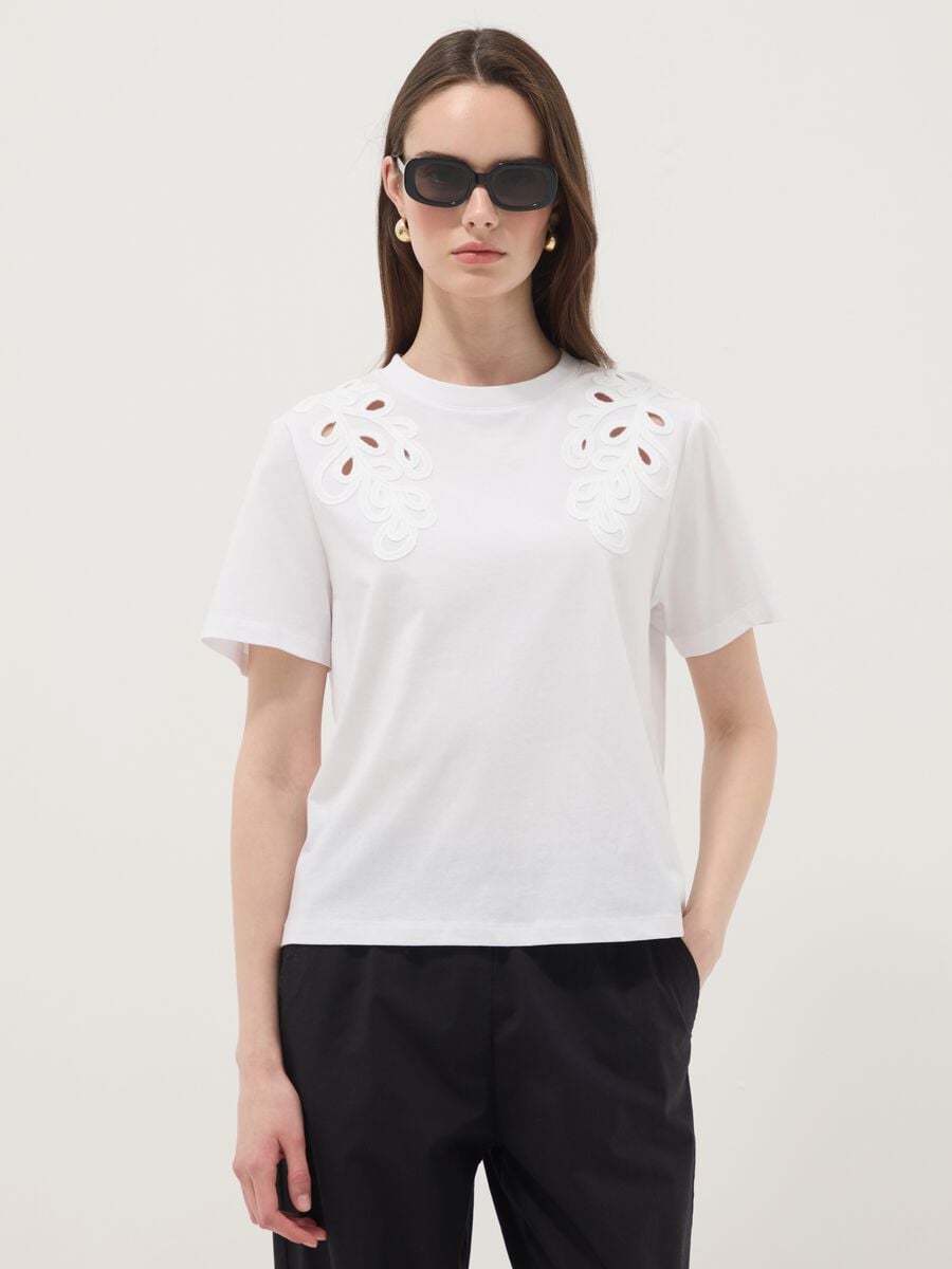 Camiseta blanca de algod&oacute;n puro con bordados, corte regular_0