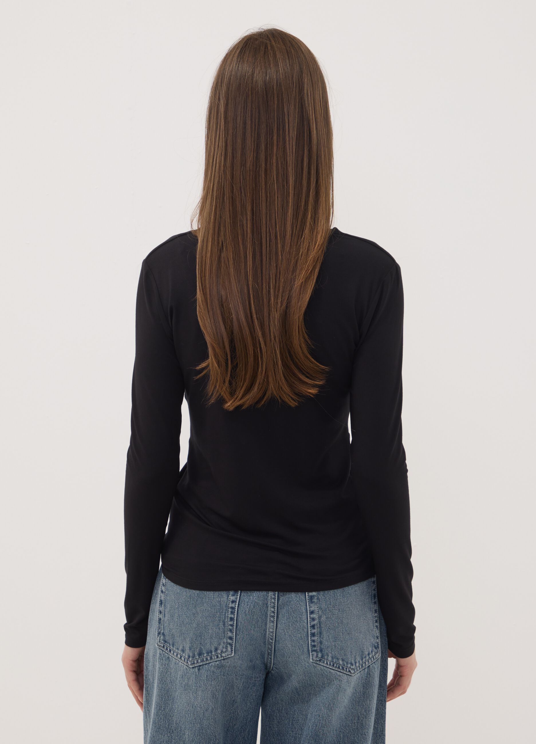 T-shirt nera in viscosa elasticizzata con arricciatura frontale slim fit