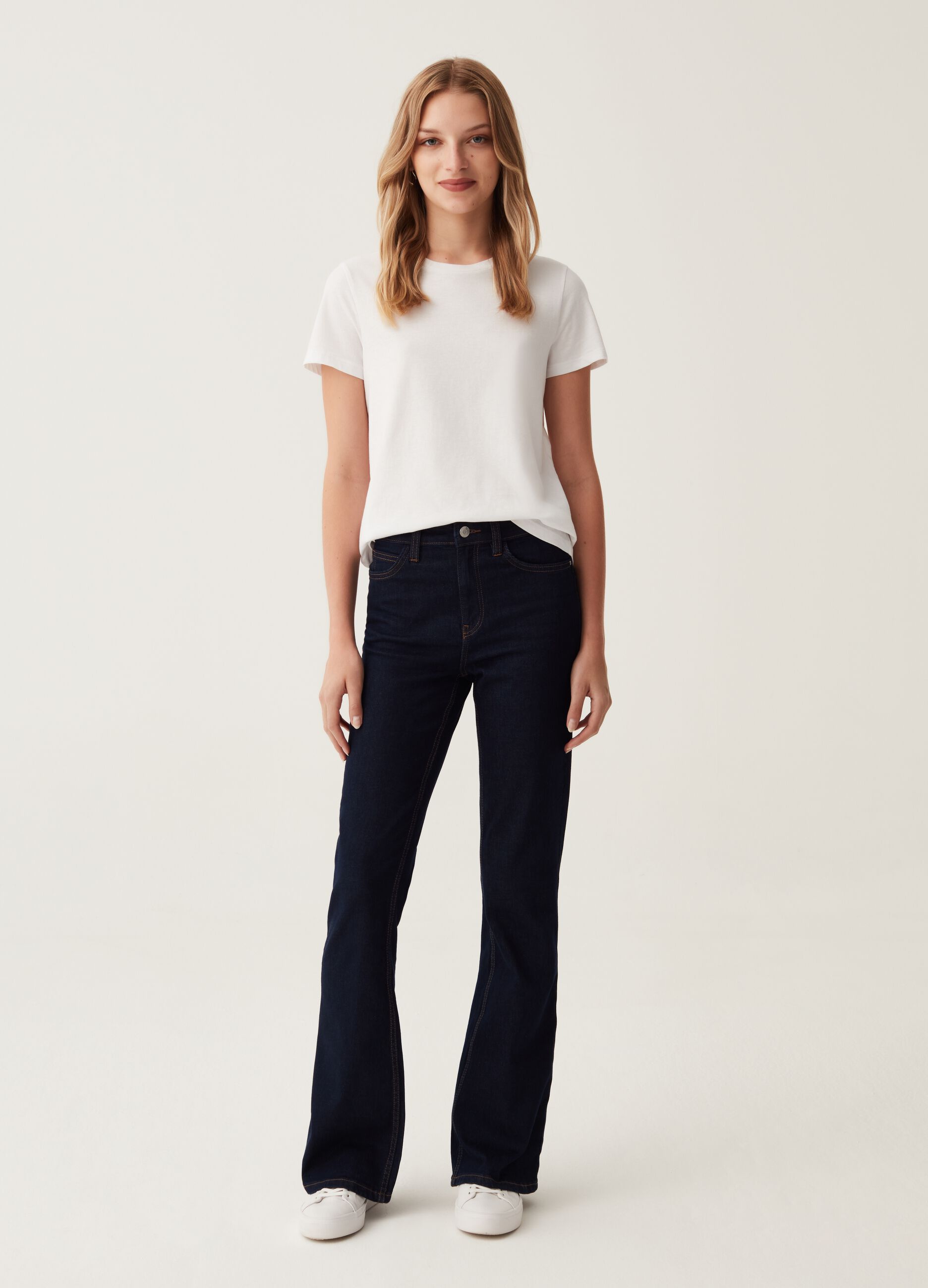 Flare-fit, high-rise jeans with fading_0