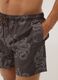 Braune Badeshorts mit Allover-Print_4