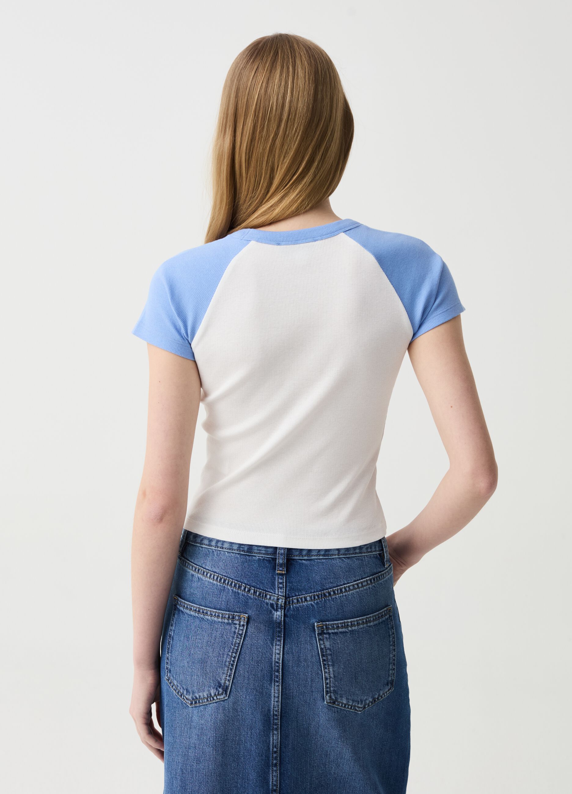 Two-tone cropped T-shirt with ribbed design