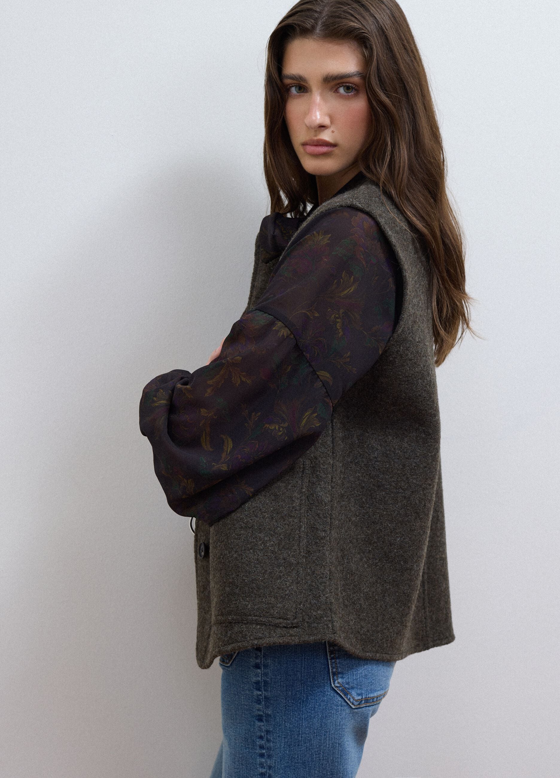 Gilet nero in pura lana con girocollo over fit