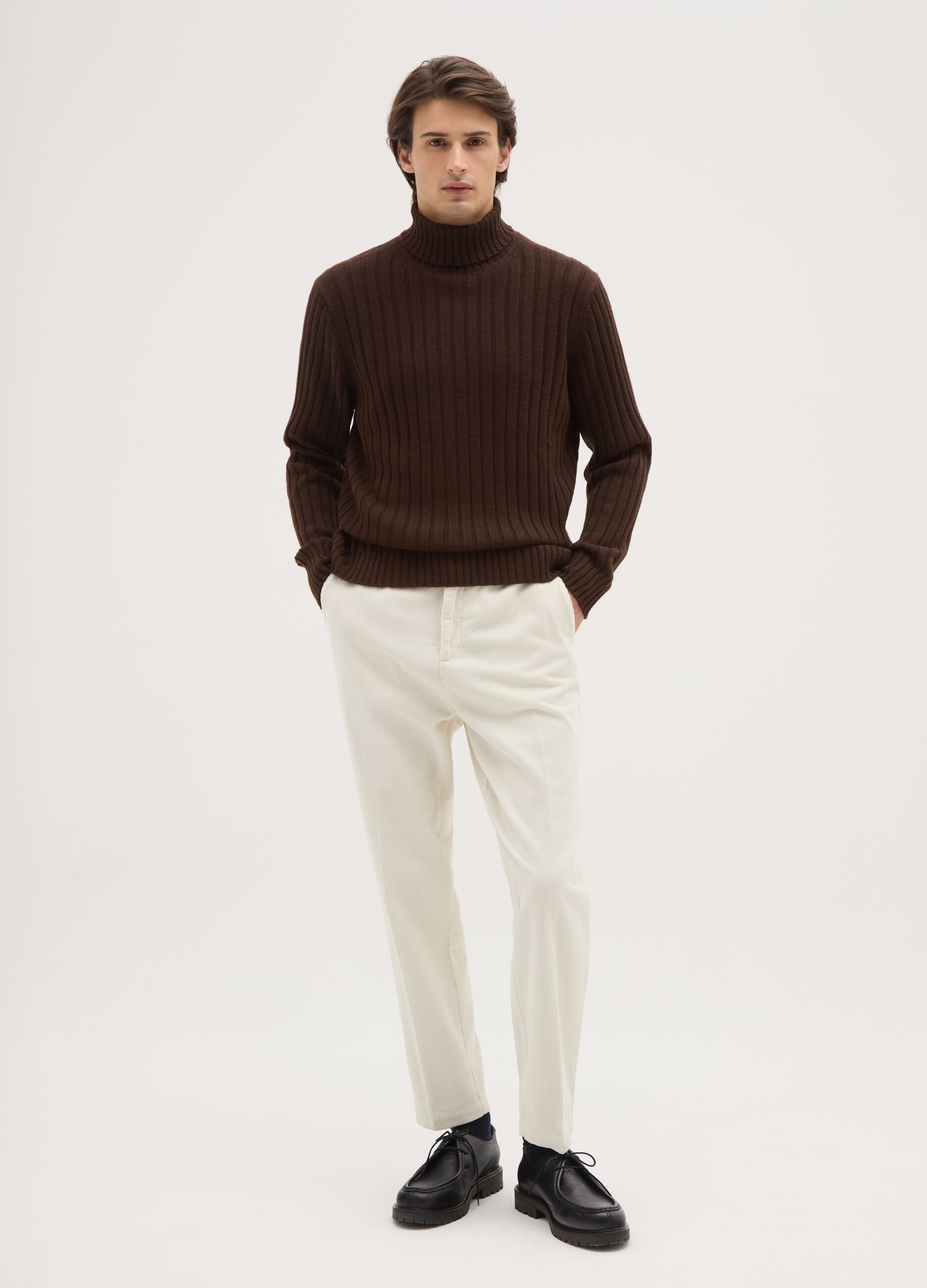 Wei&szlig;e Chinohosen aus reinem Baumwollcord in Regular Fit