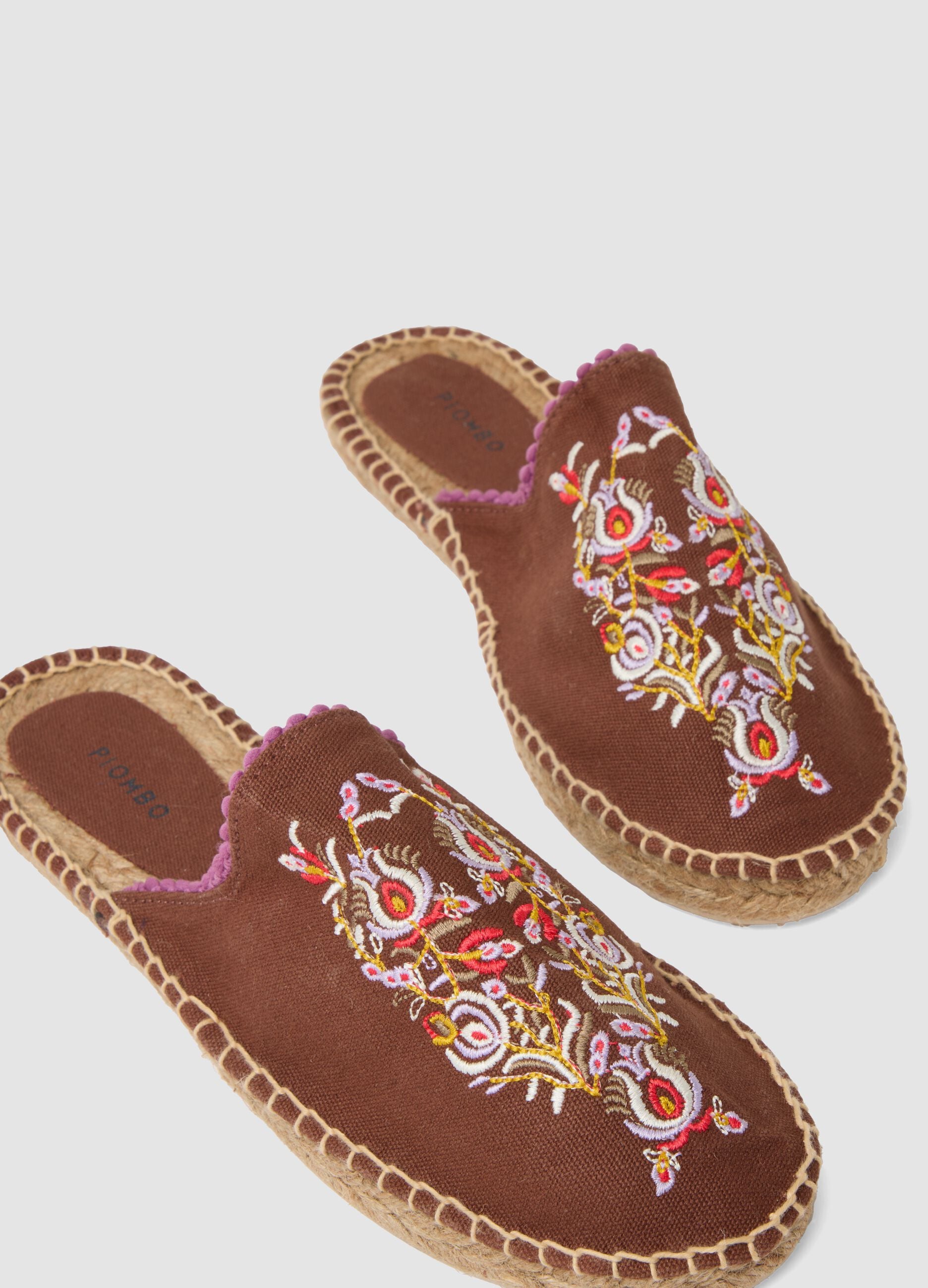 Sandalias marrones bordadas
