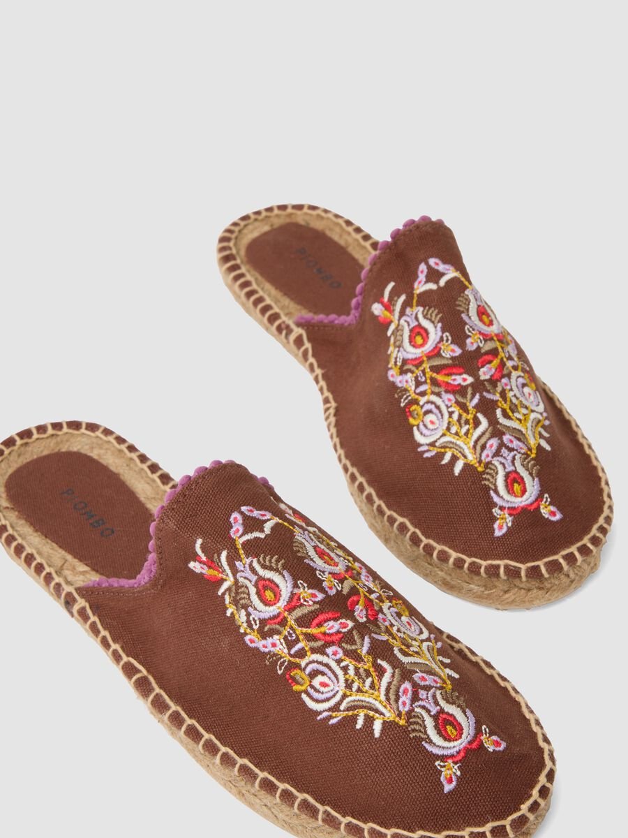 Embroidered Brown Sandals_2