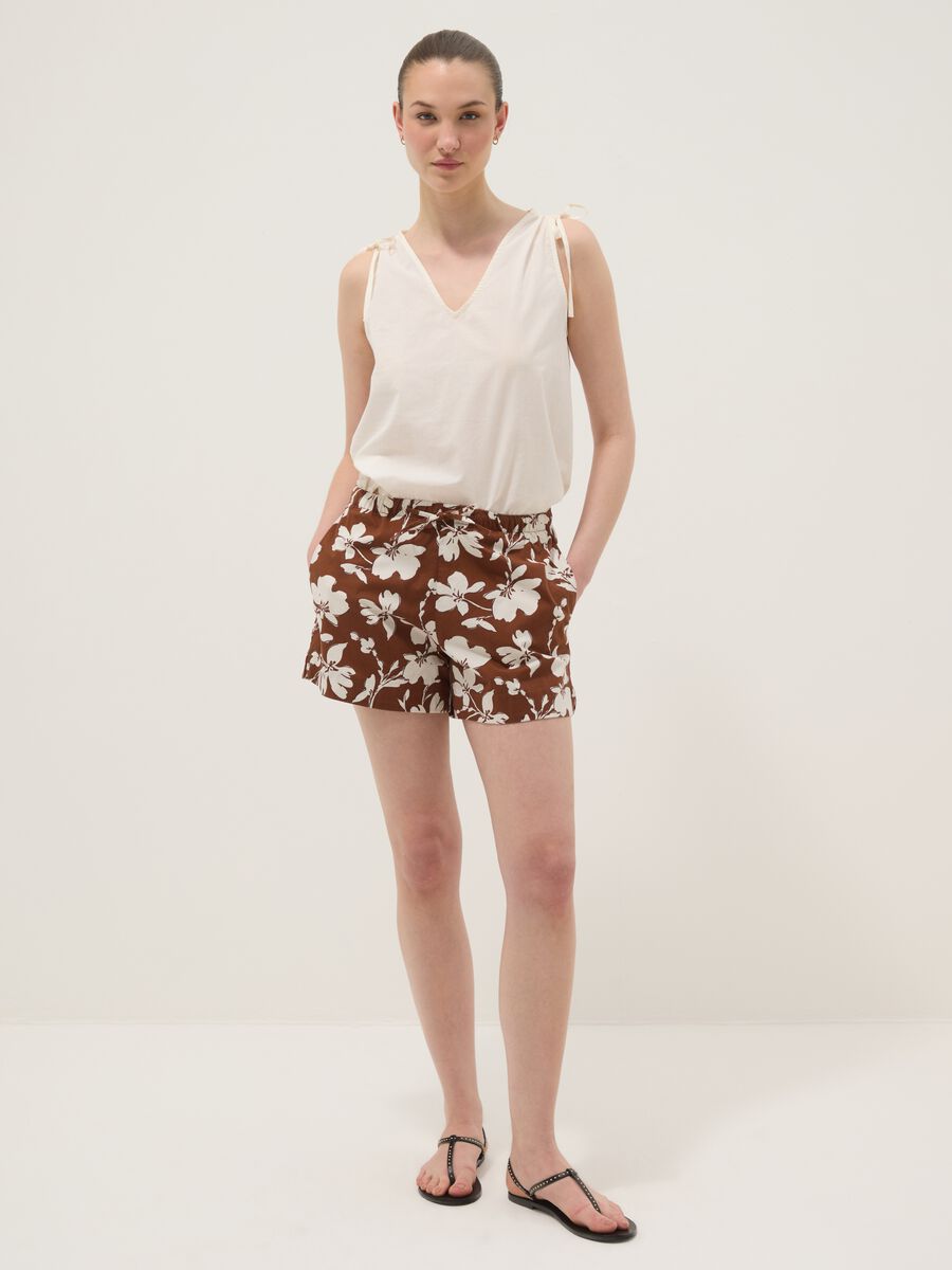 Brown stretch cotton shorts with floral print_1