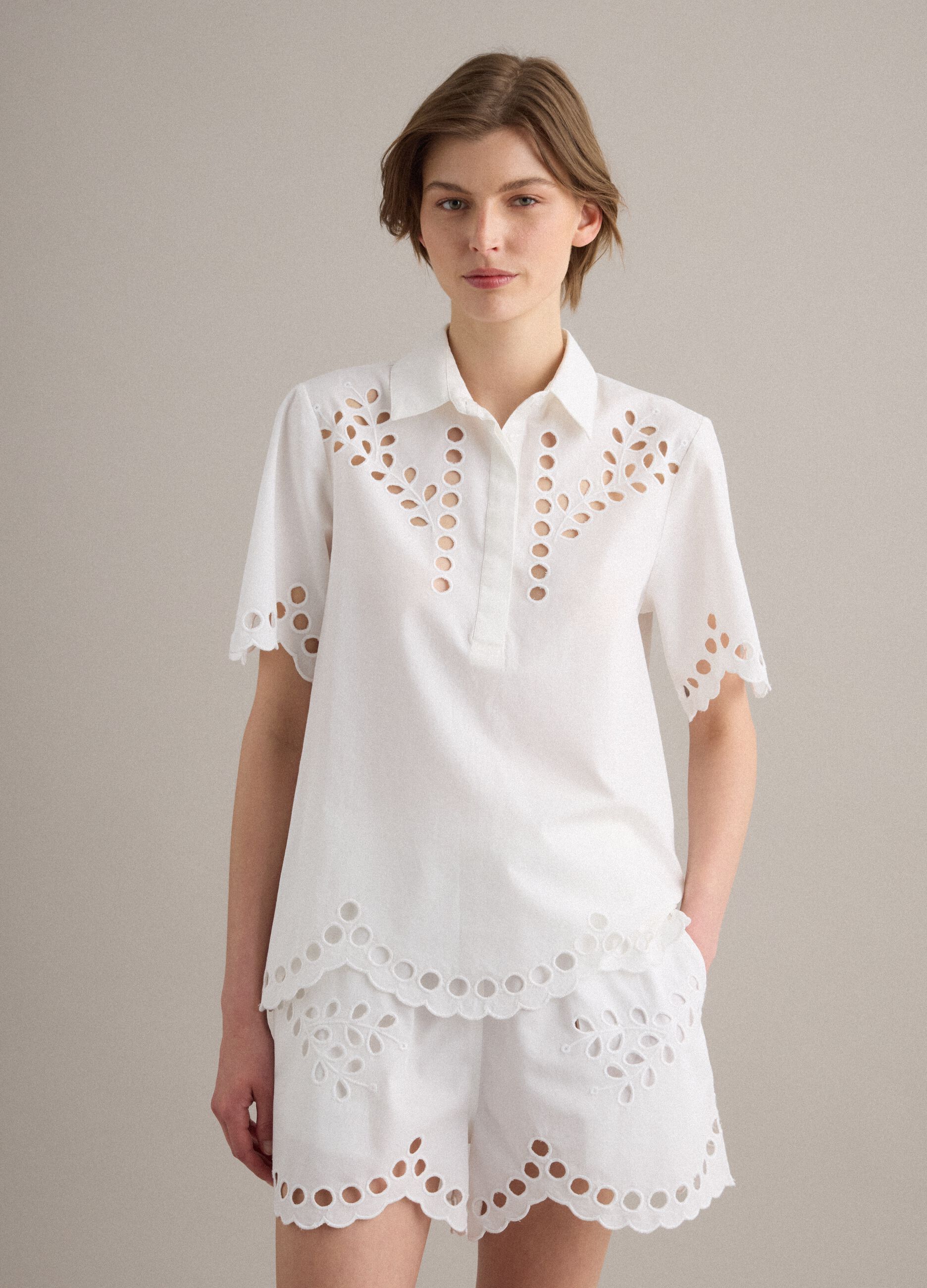 Camisa blanca de algod&oacute;n puro con bordados calados
