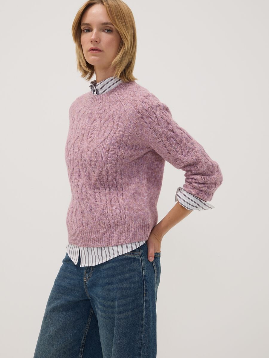 Camisola rosa de mistura de l&atilde; com tran&ccedil;as e gola redonda_2